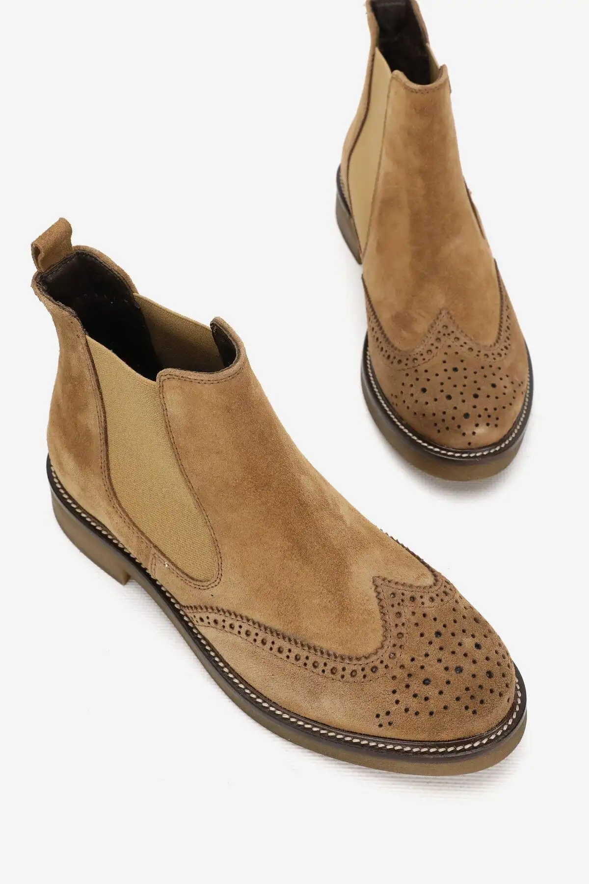 بوت و نیم بوت زنانه کفش چکمهای کتاه پاشنهدار چلسا از چرم طبیعی سئید یزن در سایزهای ۳۶ تا ۴۱ - 5029 بوت و نیم بوت زنانه کفش چکمهای کتاه پاشنهدار چلسا از چرم طبیعی سئید یزن در سایزهای ۳۶ تا ۴۱ - 5029