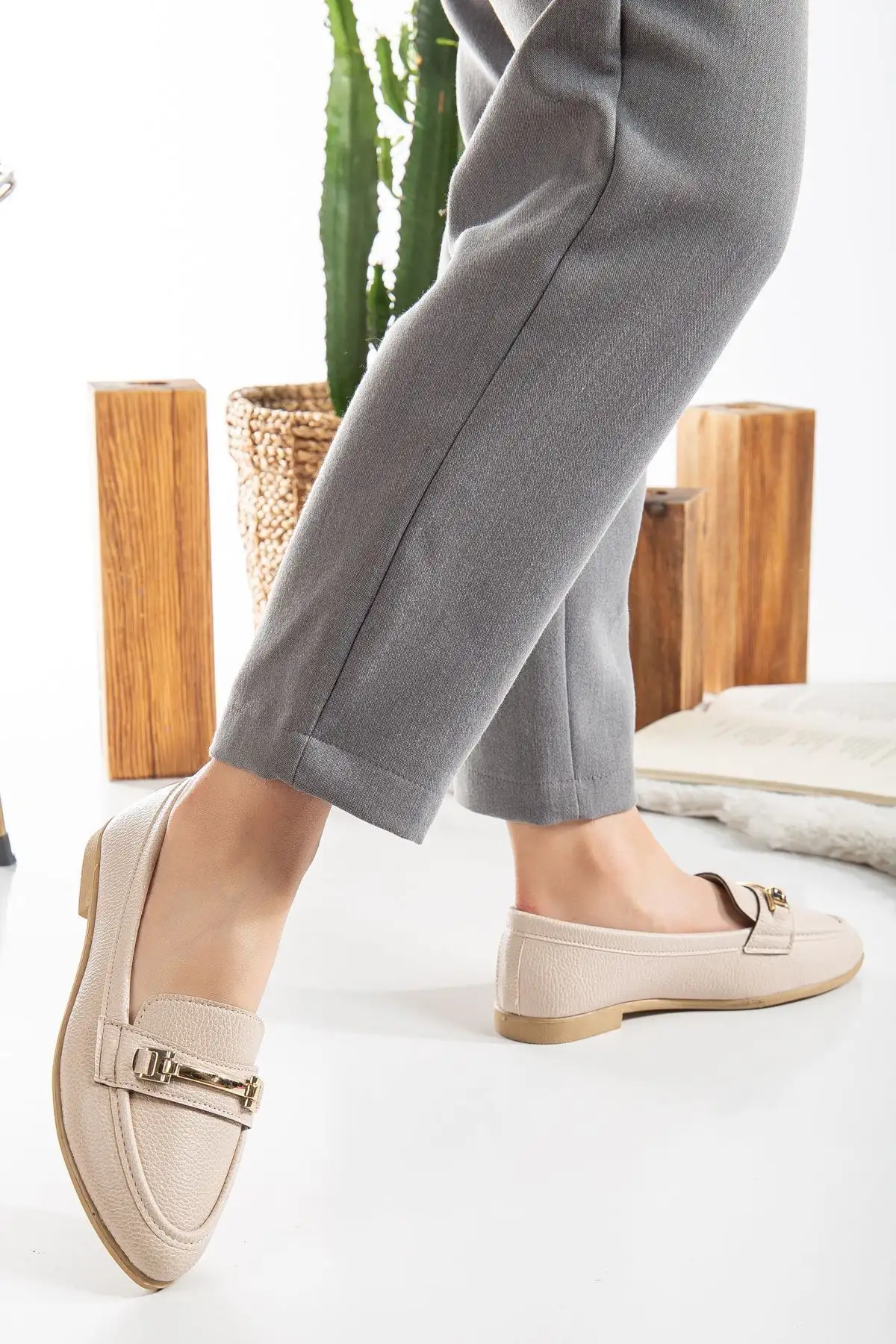 کفش تخت زنانه  روزمره  با جزئیات تاجی، شیک و راحت و ортопедیک - 5187 کفش تخت زنانه روزمره با جزئیات تاجی، شیک و راحت و ортопедیک - 5187