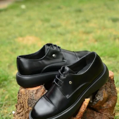 کفش رسمی مردانه کتانی رسمی و ست لباس مردانه چرمی مشکی با سبک نوآورانه، زیبایی و راحتی را به طور همزمان ارائه می‌دهد. - 3921