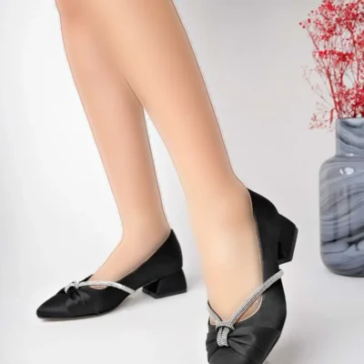 کفش اداری زنانه کفش پاشنه کوتاه کلاسیک بزرگ سایز زنانه با دکمه گره‌ای و سنگ‌دار مشکی BA04462 - 3552