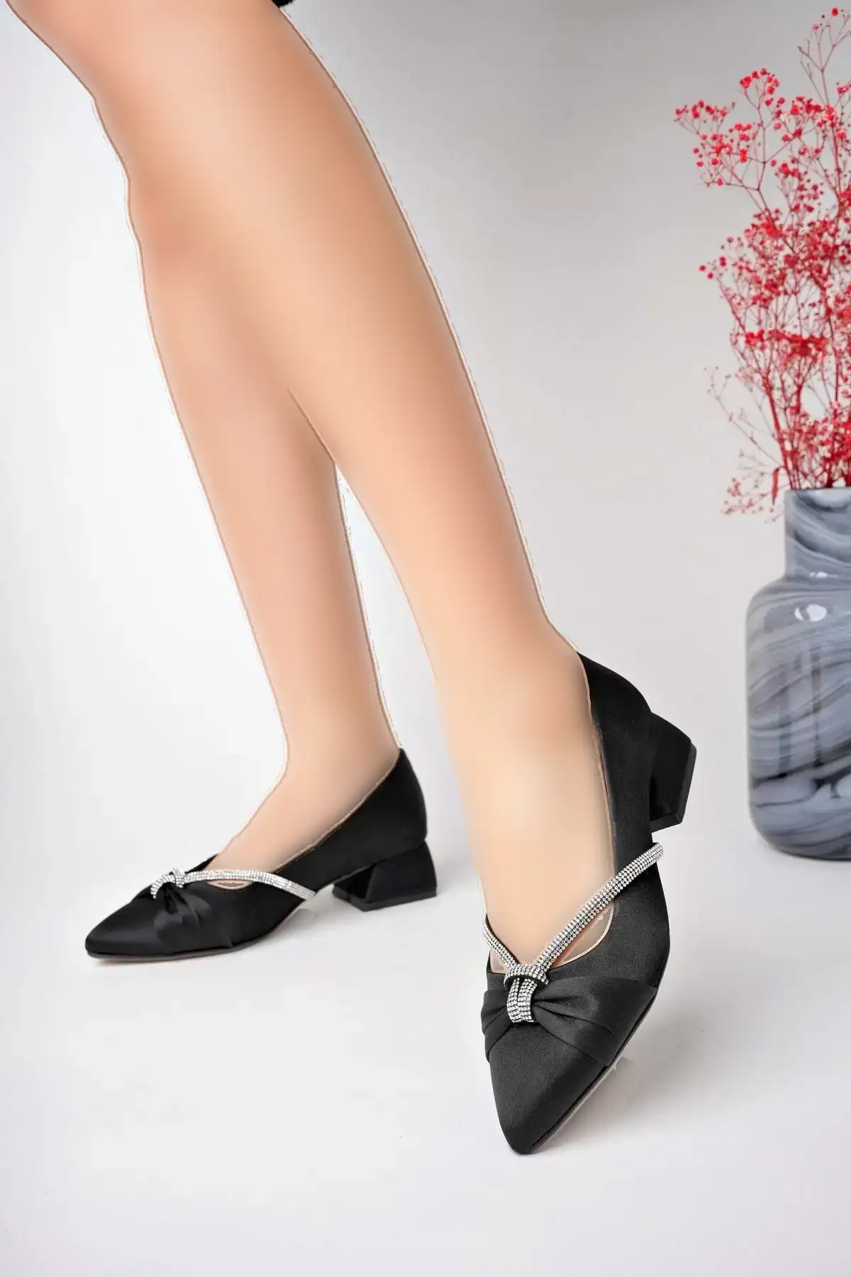 کفش اداری زنانه کفش پاشنه کوتاه کلاسیک بزرگ سایز زنانه با دکمه گرهای و سنگدار مشکی BA04462 - 3552 کفش اداری زنانه کفش پاشنه کوتاه کلاسیک بزرگ سایز زنانه با دکمه گرهای و سنگدار مشکی BA04462 - 3552