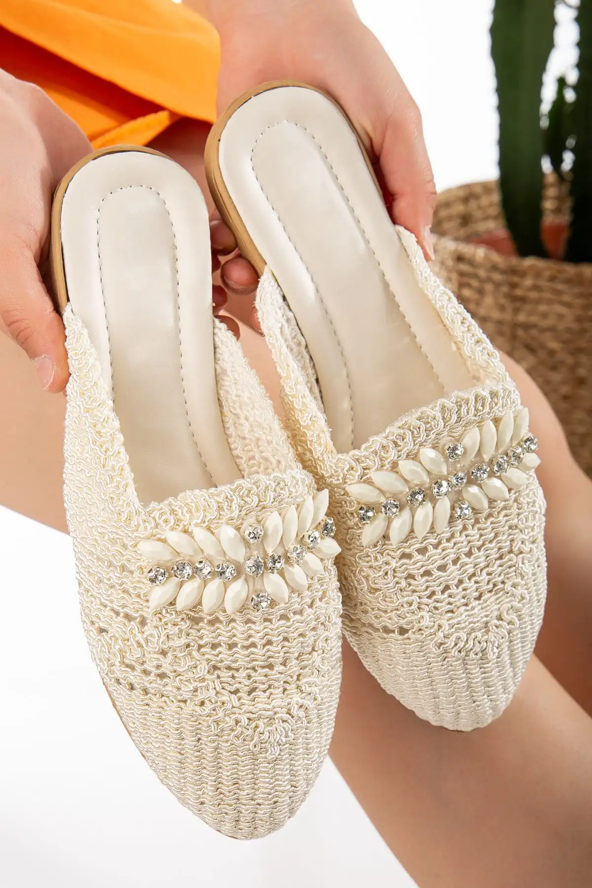 کفش راحتی خانه صندل بافتنی زنانه با پنل جلو بسته، با طراحی بافت و جزئیات سنگی، مناسب برای تابستان و استفاده در یا ساحل. - 5349