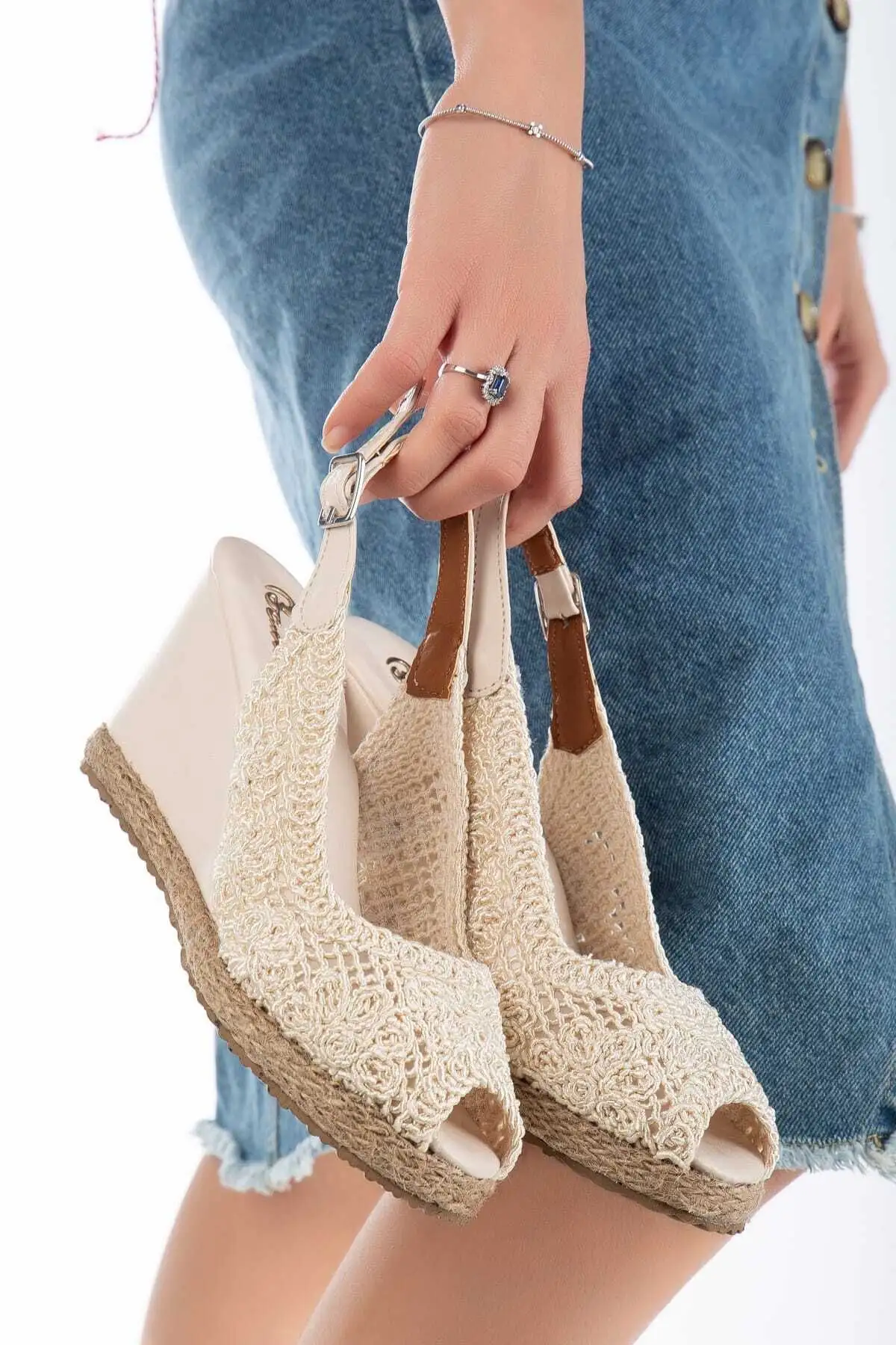 کفش پاشنه بلند زنانه    با گلدوزی و نوک فندوقی رنگ بژ - 4305 کفش پاشنه بلند زنانه با گلدوزی و نوک فندوقی رنگ بژ - 4305