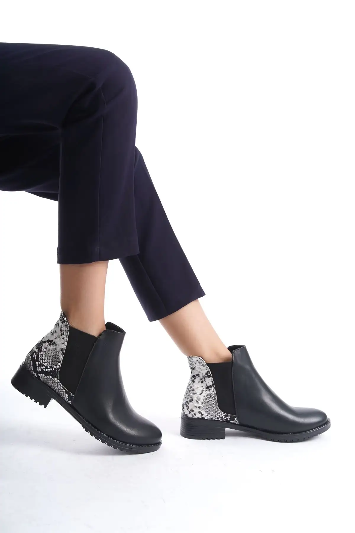 بوت و نیم بوت زنانه چکمه  مار سیاه BG1001-116-0005 - 4989 بوت و نیم بوت زنانه چکمه مار سیاه BG1001-116-0005 - 4989