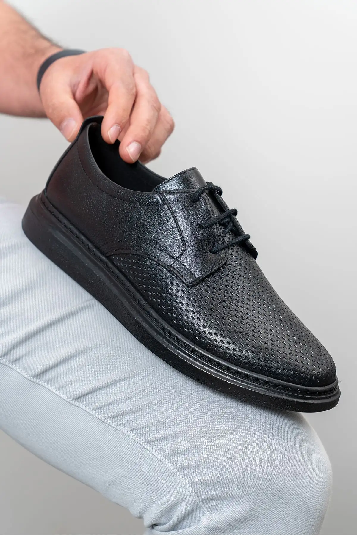 کفش رسمی مردانه 1.  کلاسیک
2.   از جنس چرم طبیعی
3.  روزمره
4.  تابستانی
5.  کژوال - 4752 کفش رسمی مردانه 1. کلاسیک 2. از جنس چرم طبیعی 3. روزمره 4. تابستانی 5. کژوال - 4752