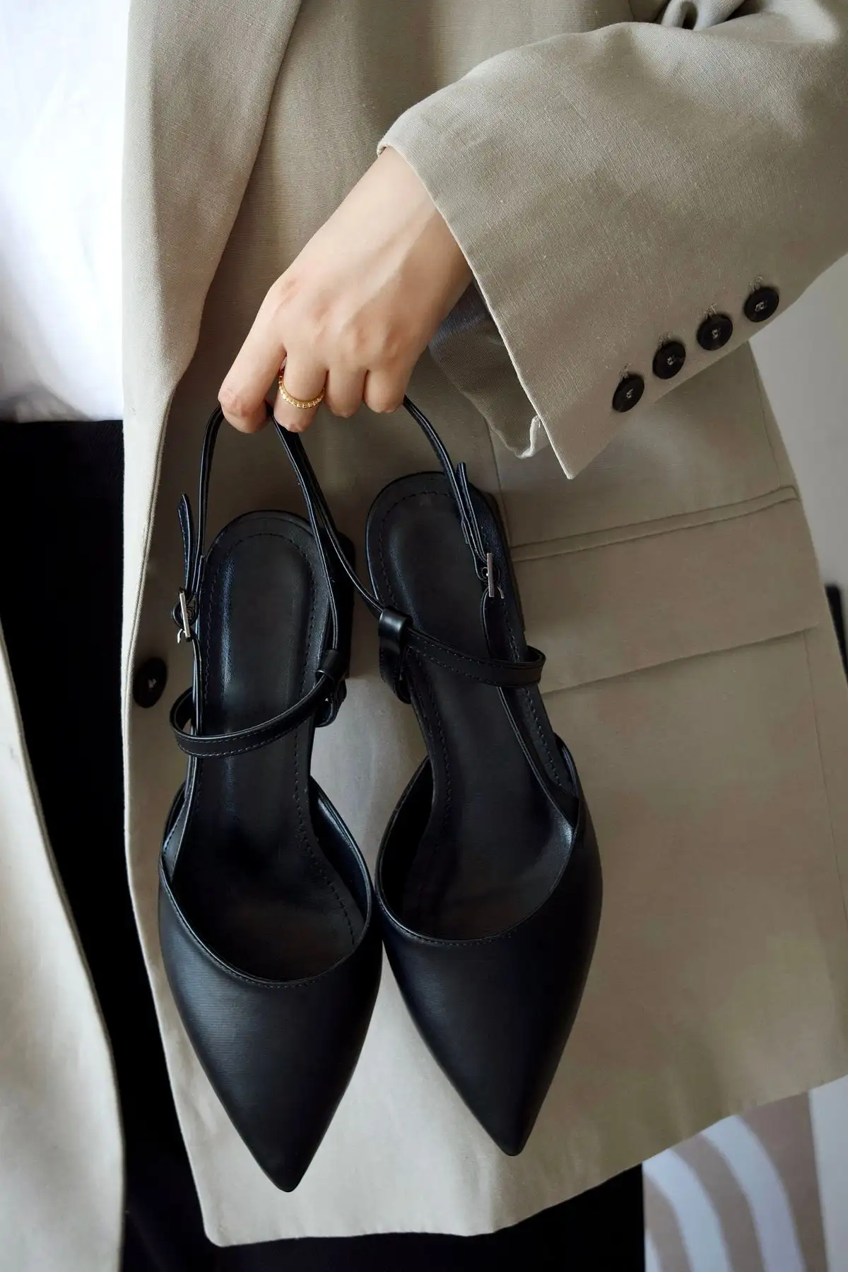 کفش اداری زنانه   پاشنه کوتاه با نوک تیز از جنس چرم خالص - 4257 کفش اداری زنانه پاشنه کوتاه با نوک تیز از جنس چرم خالص - 4257