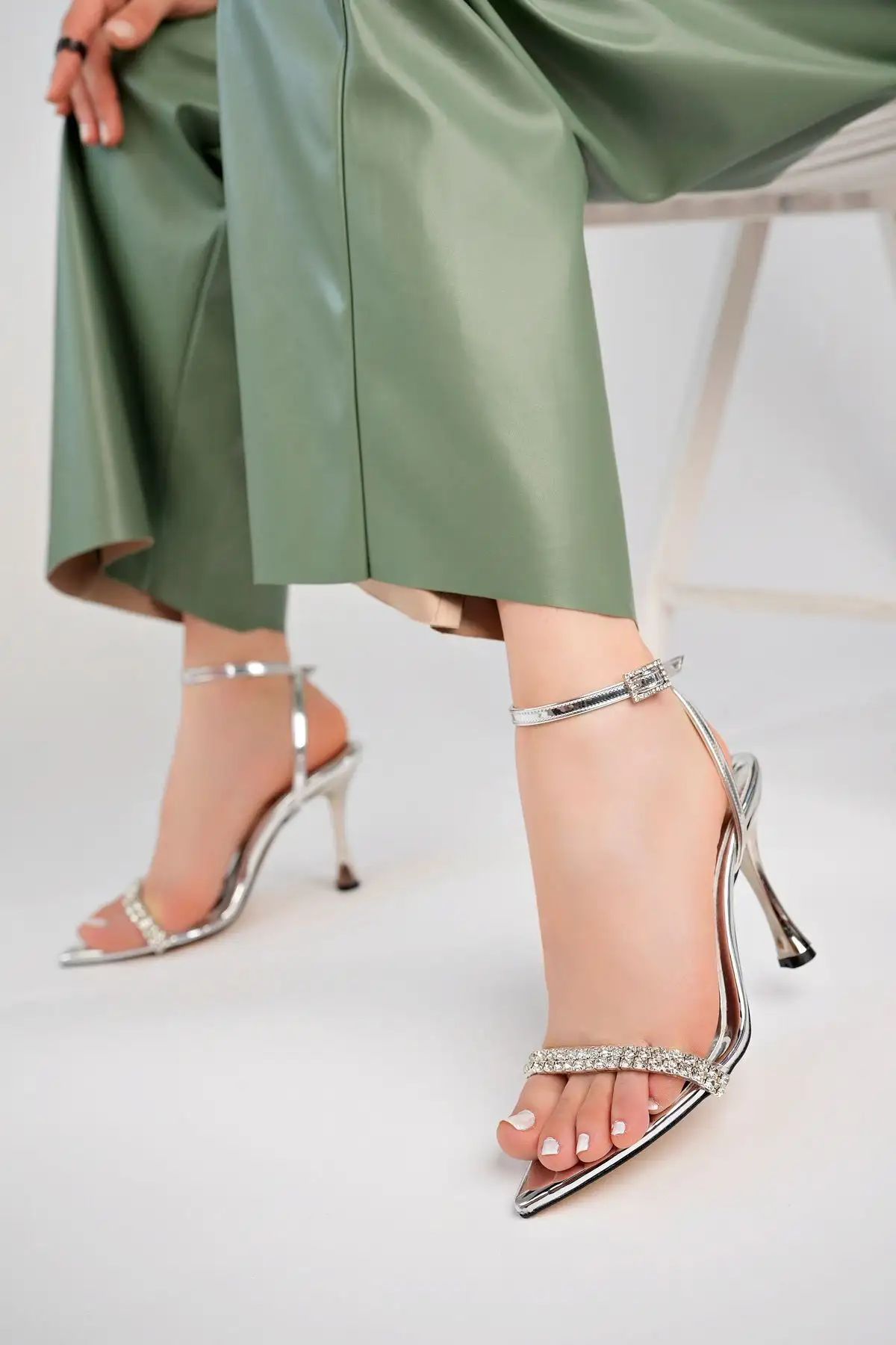 کفش پاشنه بلند زنانه  پاشنه  یخزده با سنگهای زینتی 10 سانتیمتر (برای پاهای پهن مناسب نیست) - 4324 کفش پاشنه بلند زنانه پاشنه یخزده با سنگهای زینتی 10 سانتیمتر (برای پاهای پهن مناسب نیست) - 4324