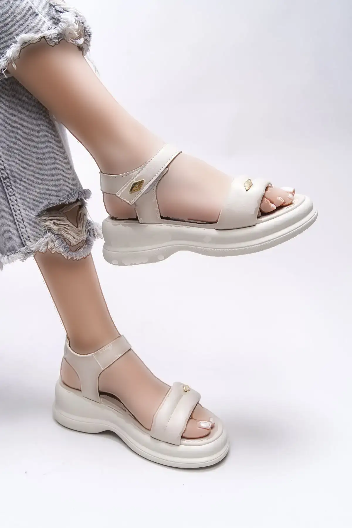 کفش صندل زنانه   بهادری ۰۰۱۲۱۰۳۰ بژ - 4678 کفش صندل زنانه بهادری ۰۰۱۲۱۰۳۰ بژ - 4678