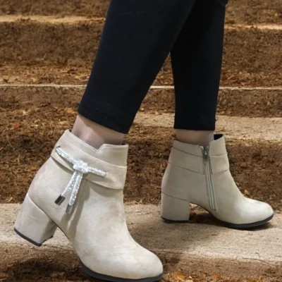 بوت و نیم‌ بوت زنانه بوت و بوتی روزمره زنانه با جزئیات گره‌ای و سنگ‌دار از جنس چرم مخملی (کِرِم سوئِت) WSB1114 - 3467