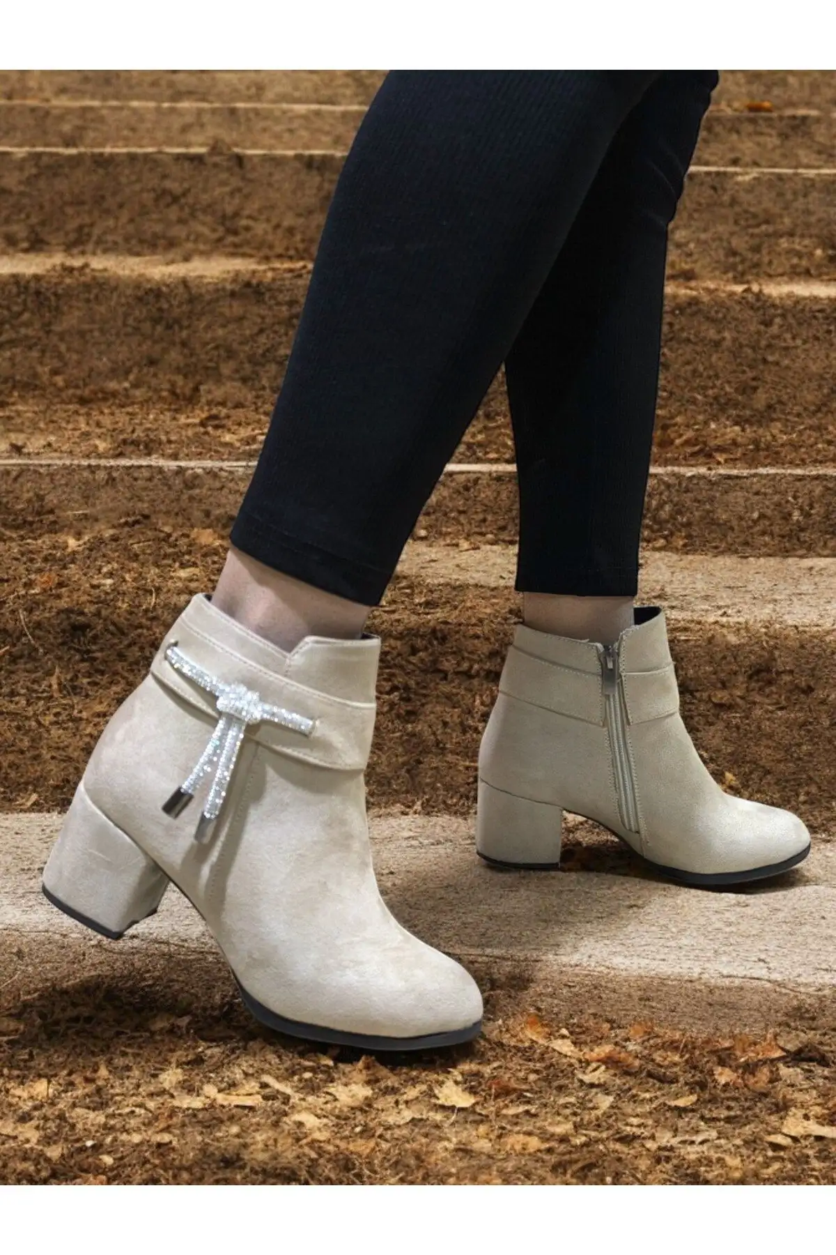 بوت و نیم بوت زنانه بوت و بوتی روزمره زنانه با جزئیات گرهای و سنگدار از جنس چرم مخملی (کِرِم سوئِت) WSB1114 - 3467 بوت و نیم بوت زنانه بوت و بوتی روزمره زنانه با جزئیات گرهای و سنگدار از جنس چرم مخملی (کِرِم سوئِت) WSB1114 - 3467