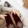 کفش راحتی خانه دمپایی زنانه کناویچه bordo با طراحی زمستانی، نرم و راحت، مخصوص استفاده در و دارای تزئینات گلدوزی برای جهیزیه. - 3972
