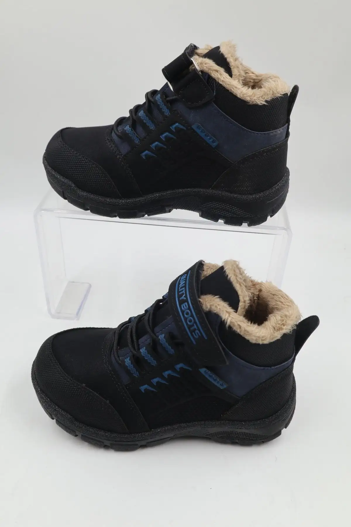 کفش پسرانه چکمه روزمره  پشمی به رنگ آبی و مشکی - 4505 کفش پسرانه چکمه روزمره پشمی به رنگ آبی و مشکی - 4505