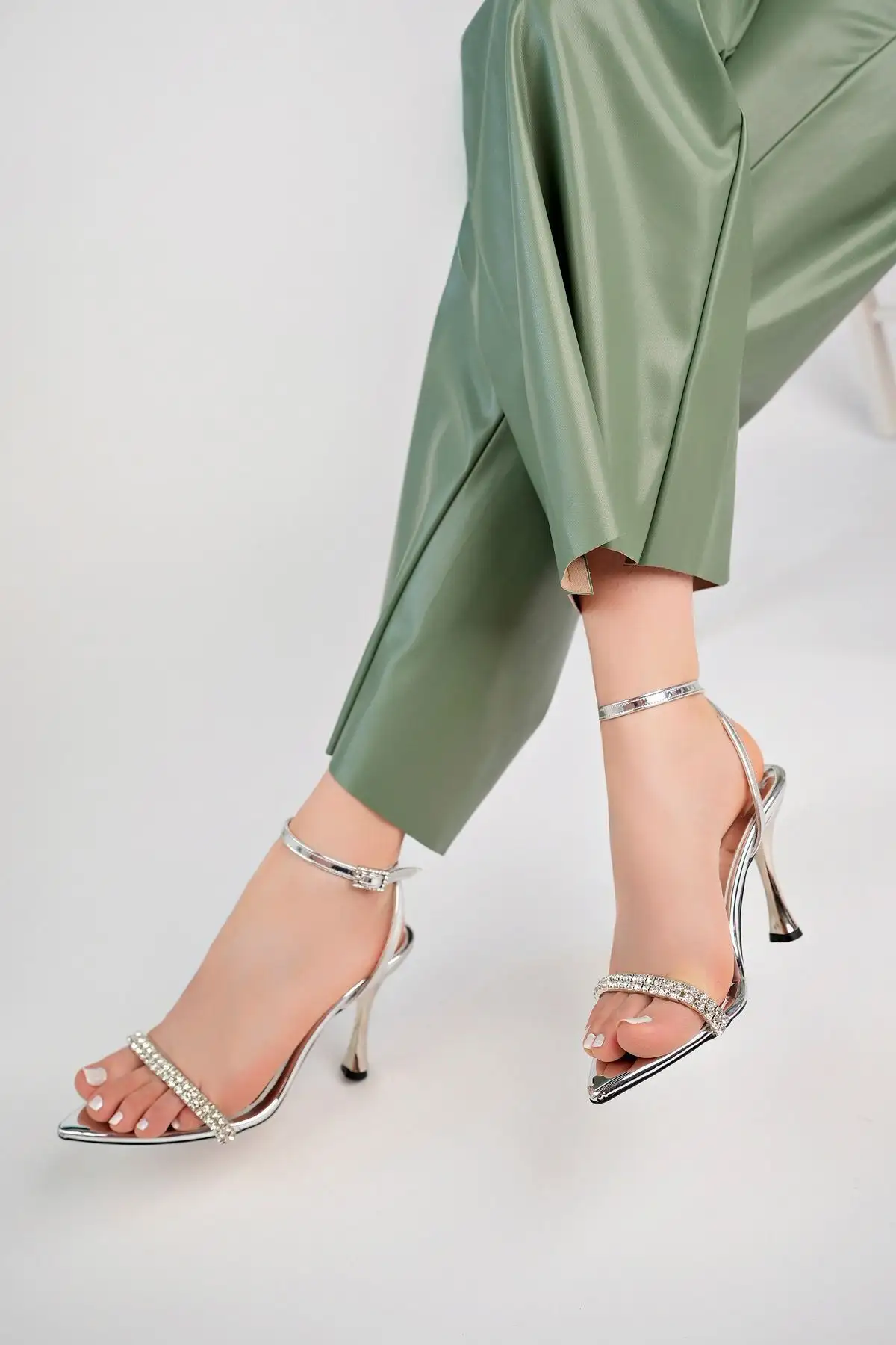 کفش پاشنه بلند زنانه  پاشنه  یخزده با سنگهای زینتی 10 سانتیمتر (برای پاهای پهن مناسب نیست) - 4324 کفش پاشنه بلند زنانه پاشنه یخزده با سنگهای زینتی 10 سانتیمتر (برای پاهای پهن مناسب نیست) - 4324