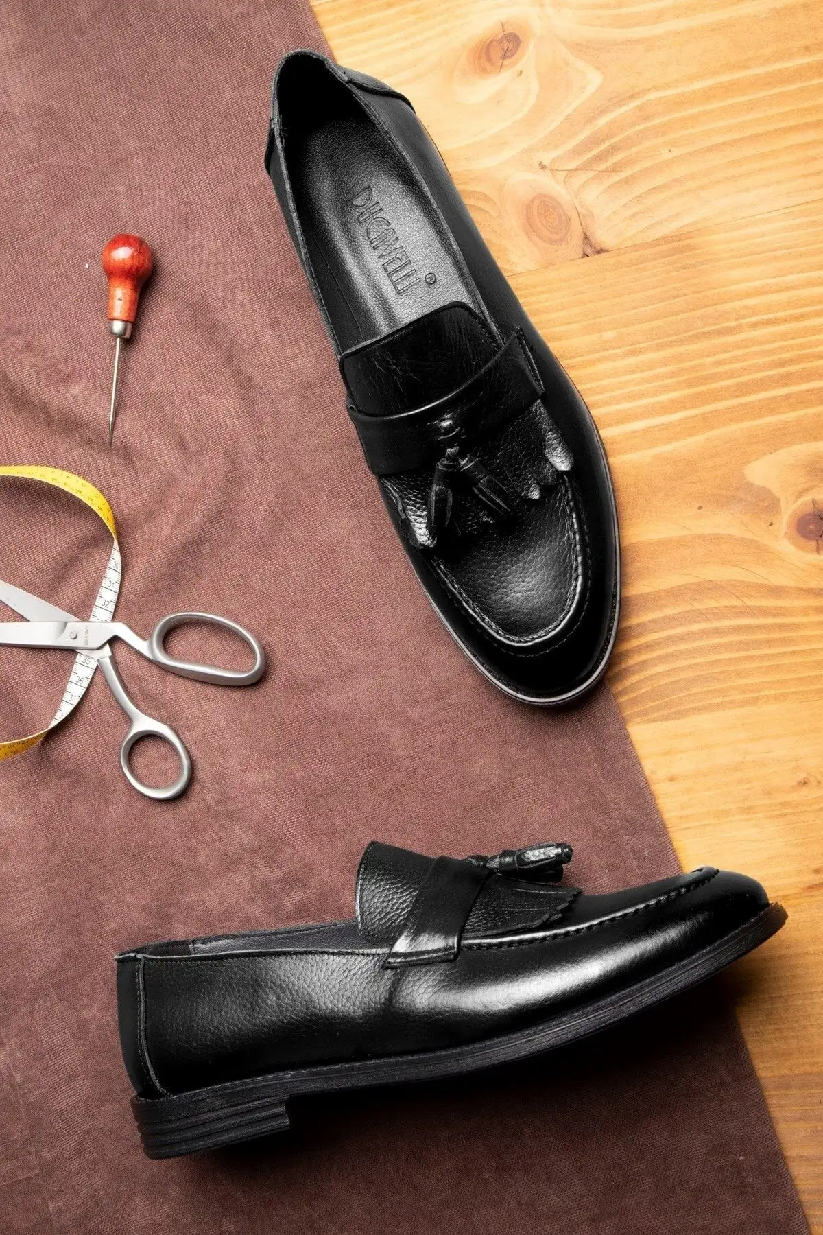 کفش روزمره مردانه 1. کفش کلاسیک مردانه با پاپیون چرم اصل
2. کفش کلاسی loafer
3. کفش ماکوسن   - 3942 کفش روزمره مردانه 1. کفش کلاسیک مردانه با پاپیون چرم اصل 2. کفش کلاسی loafer 3. کفش ماکوسن - 3942