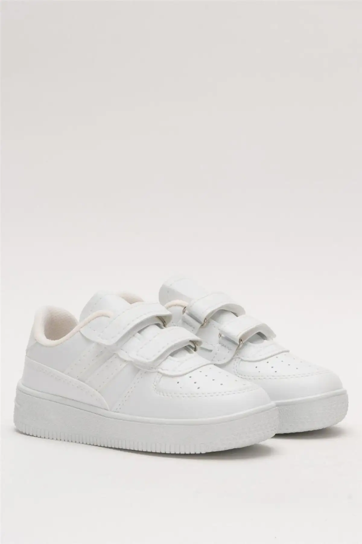 کفش بچگانه کفش ورزشی بچگانه مدل سفید - 3588 کفش بچگانه کفش ورزشی بچگانه مدل سفید - 3588