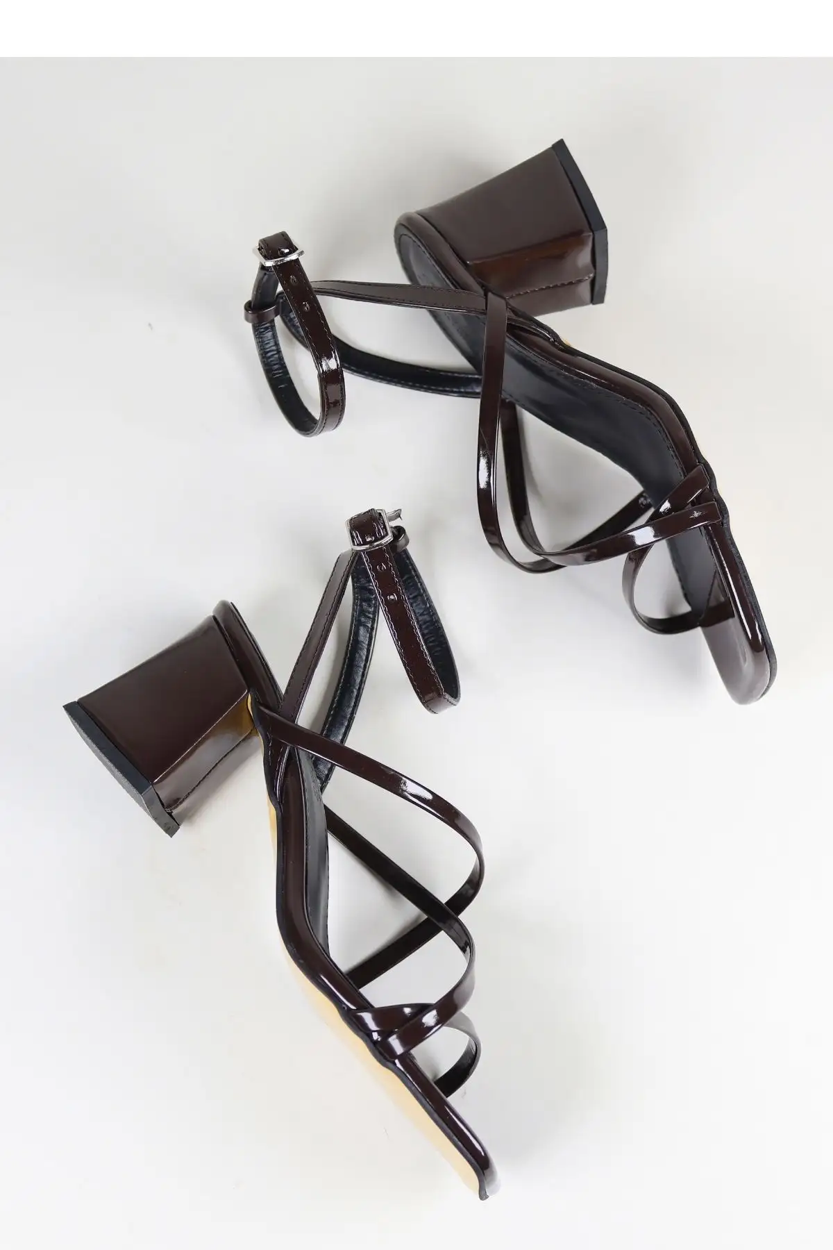 کفش صندل زنانه سندل قهوهای با پاشنه ضخیم و بستن دور مچ براق - 4667 کفش صندل زنانه سندل قهوهای با پاشنه ضخیم و بستن دور مچ براق - 4667