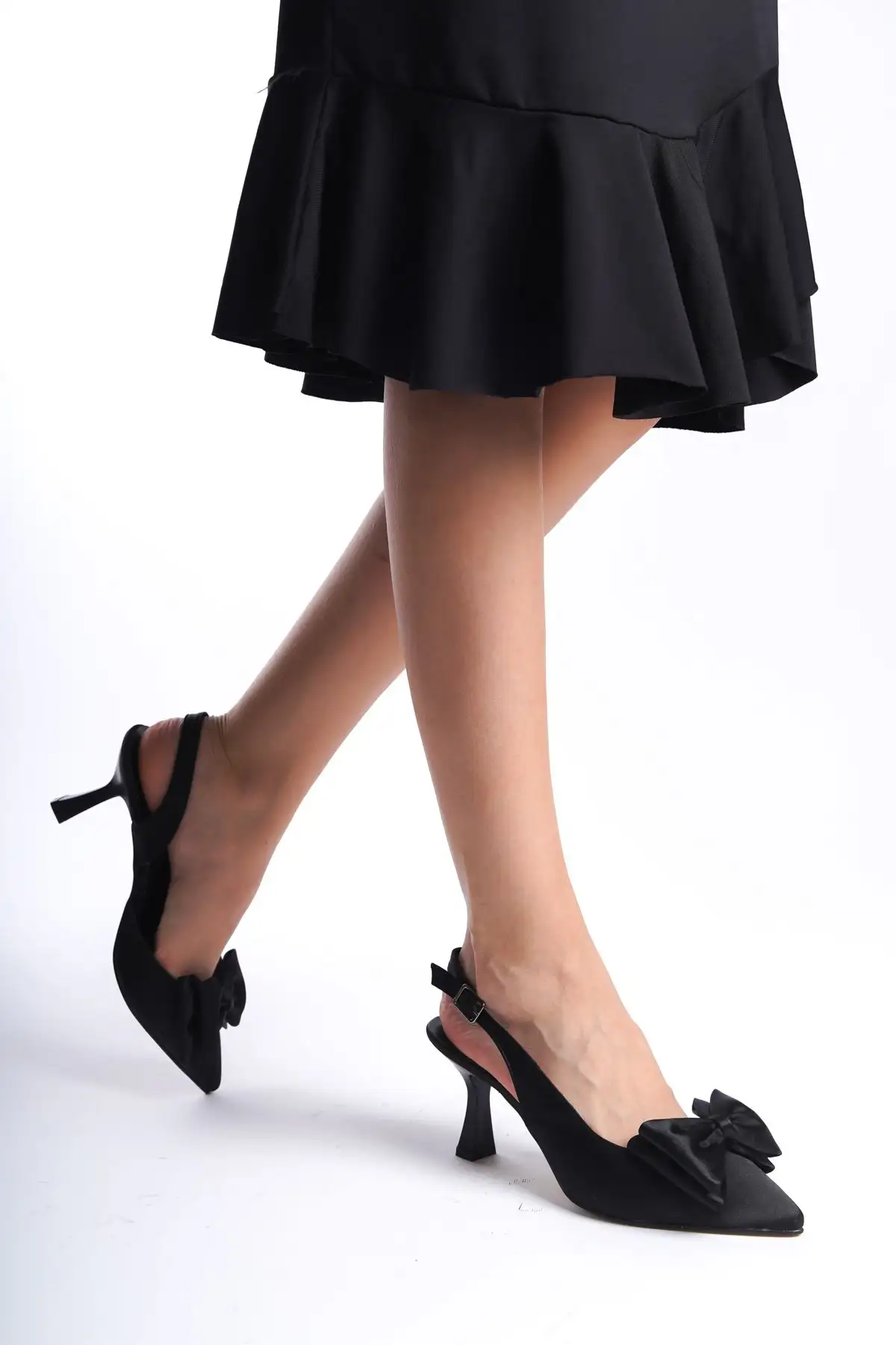 کفش پاشنه بلند زنانه کفش مجلسی زنانه ساتن سیاه با گلسر فانتزی BG1186-121-0001 - 3690 کفش پاشنه بلند زنانه کفش مجلسی زنانه ساتن سیاه با گلسر فانتزی BG1186-121-0001 - 3690