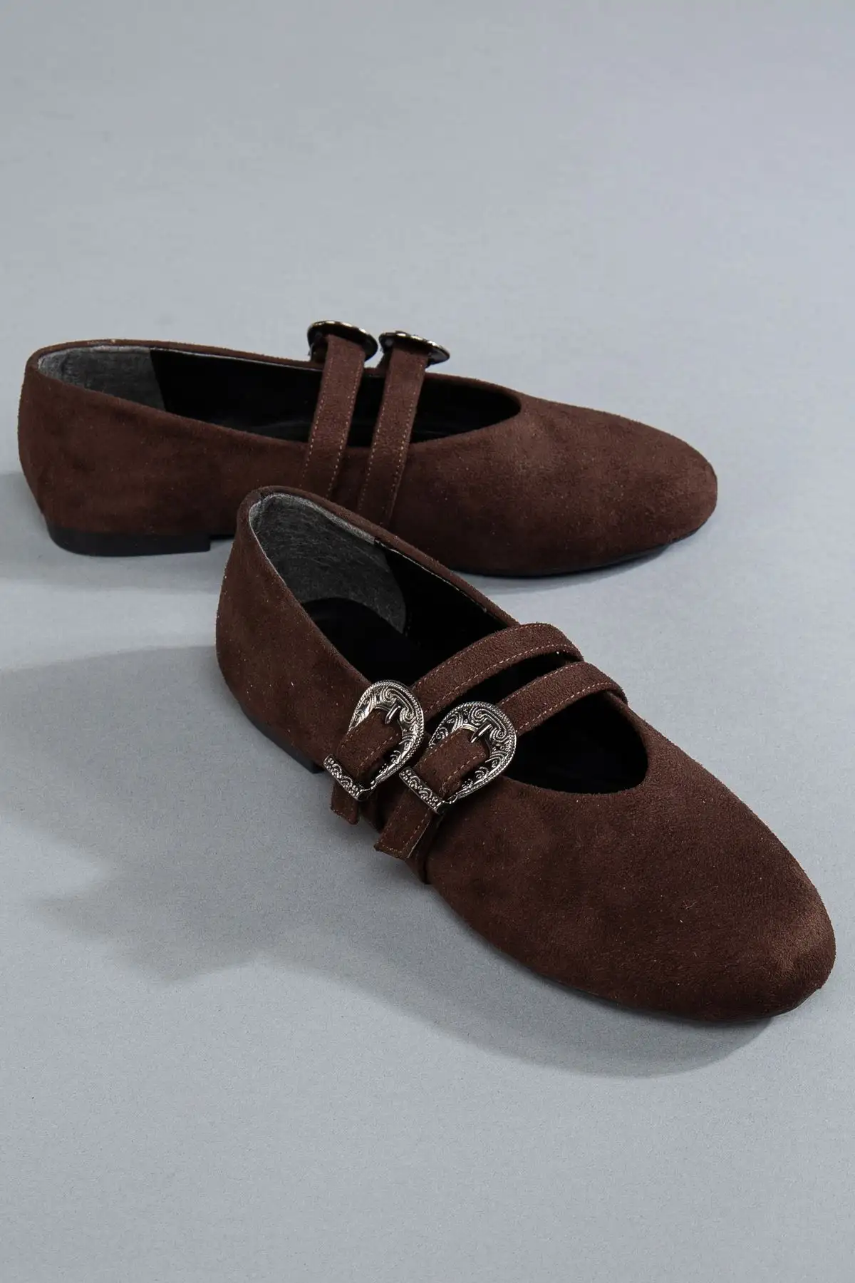 کفش تخت زنانه  بازتونی با کمربند میخدار از جیر قهوهای تلخ  - 4546 کفش تخت زنانه بازتونی با کمربند میخدار از جیر قهوهای تلخ - 4546