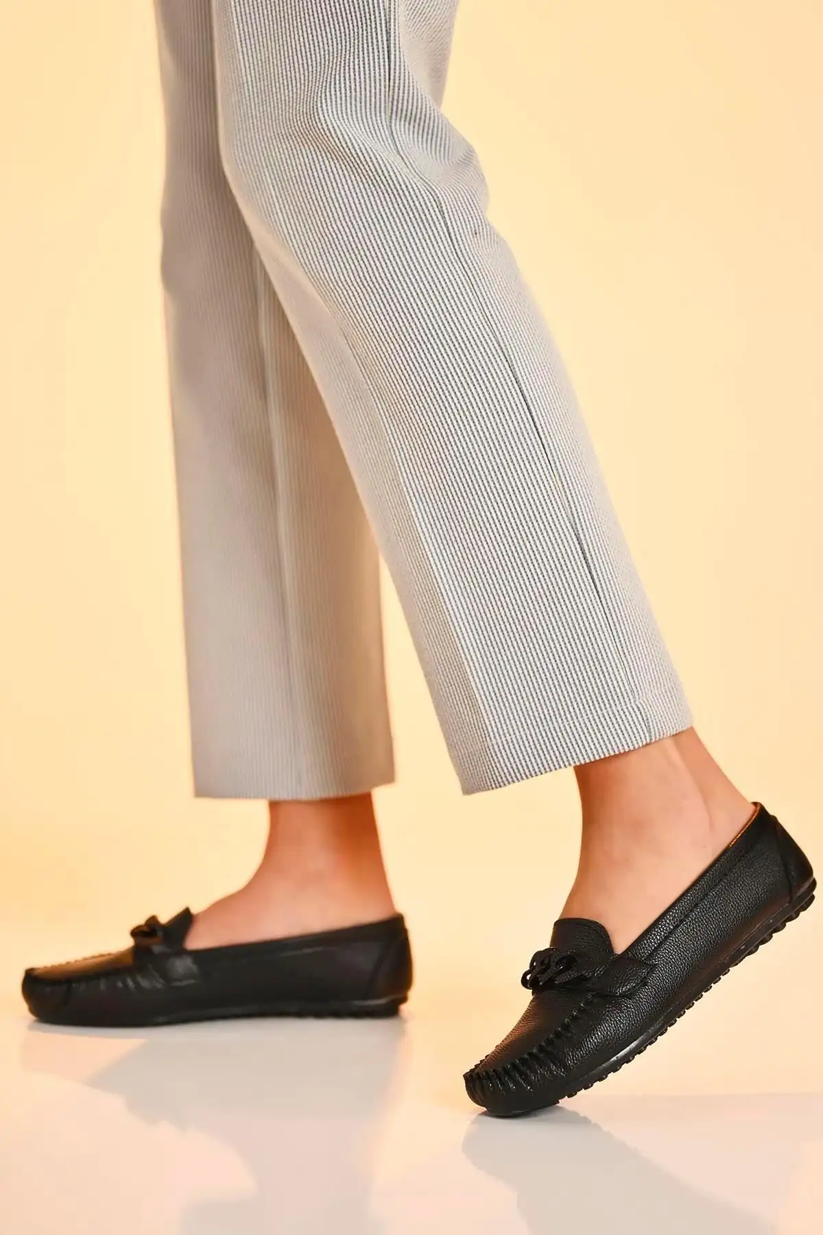 کفش تخت زنانه  روزمره  مشکی بابی با زنجیر مدل Bynddem02 - 4522 کفش تخت زنانه روزمره مشکی بابی با زنجیر مدل Bynddem02 - 4522