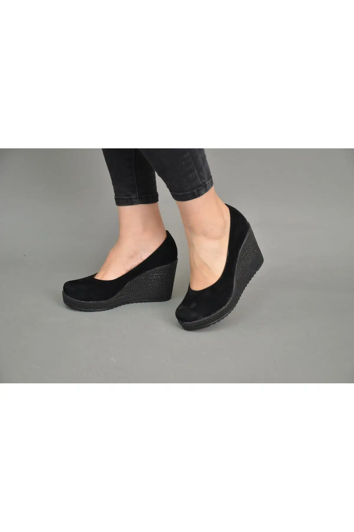 کفش پاشنه‌ بلند زنانه پاشنه مشکی سوئدی با کفی نرم و دکمه‌دار - 4313