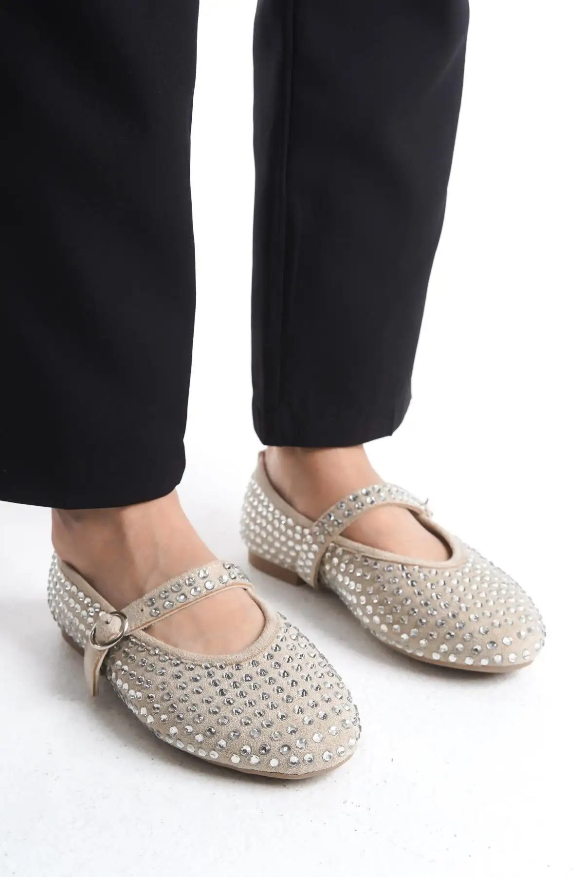 کفش اداری زنانه   بالهای با سنگهای بژ، دارای بند قابل تنظیم، سبک و راحت، مناسب برای کار، اداره و استفاده روزمره. - 4262 کفش اداری زنانه بالهای با سنگهای بژ، دارای بند قابل تنظیم، سبک و راحت، مناسب برای کار، اداره و استفاده روزمره. - 4262