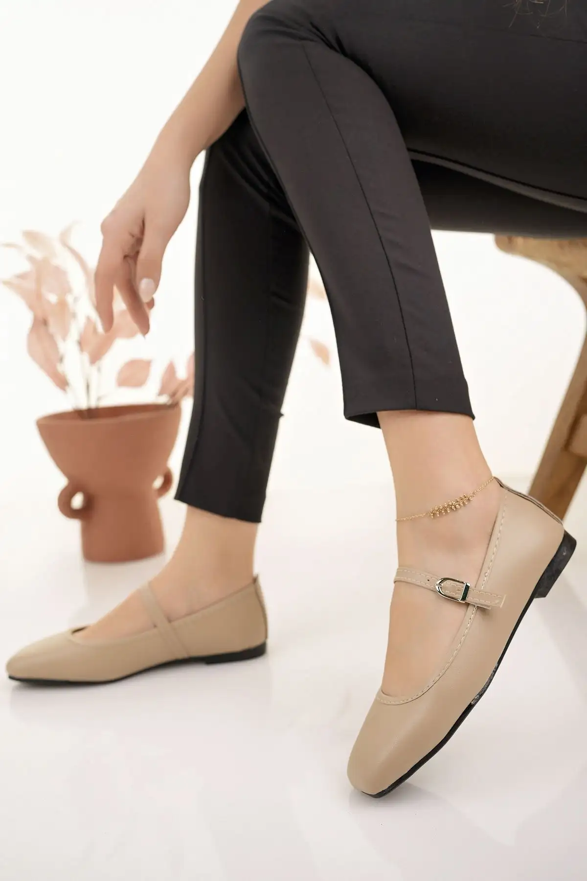 کفش اداری زنانه   بیژ باری که بند دارد، کمربند دار، سبک، راحت و شیک برای کار و استفاده روزمره - 4251 کفش اداری زنانه بیژ باری که بند دارد، کمربند دار، سبک، راحت و شیک برای کار و استفاده روزمره - 4251