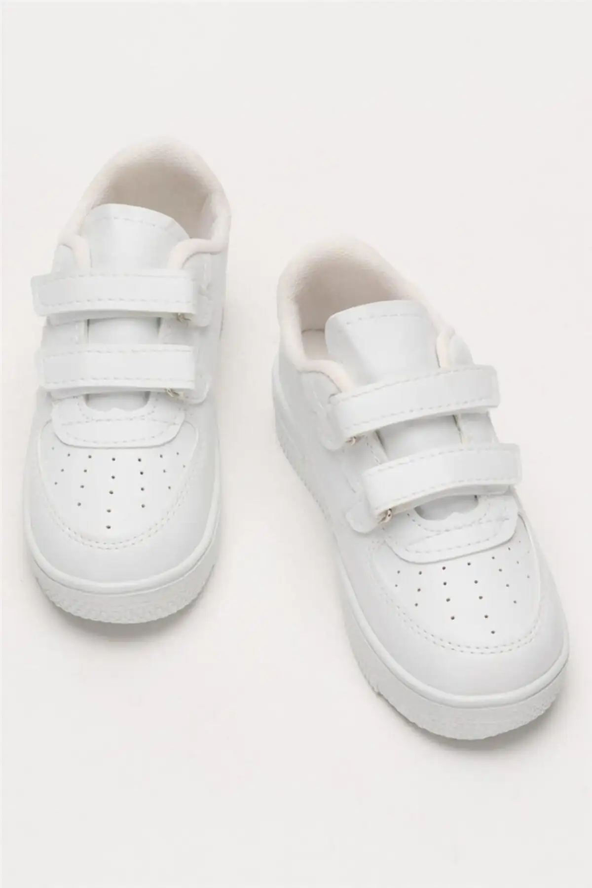 کفش بچگانه کفش ورزشی بچگانه مدل سفید - 3588 کفش بچگانه کفش ورزشی بچگانه مدل سفید - 3588