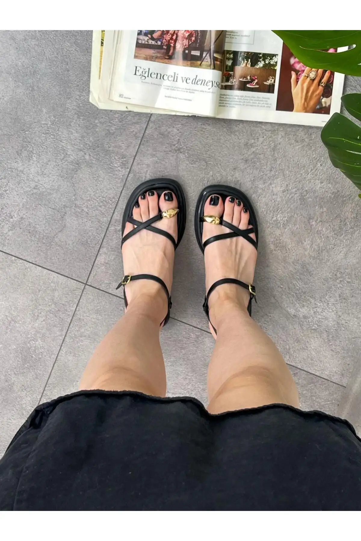 کفش صندل زنانه   با جزئیات قفل (هارپر) از چرم مشکی - 5402 کفش صندل زنانه با جزئیات قفل (هارپر) از چرم مشکی - 5402