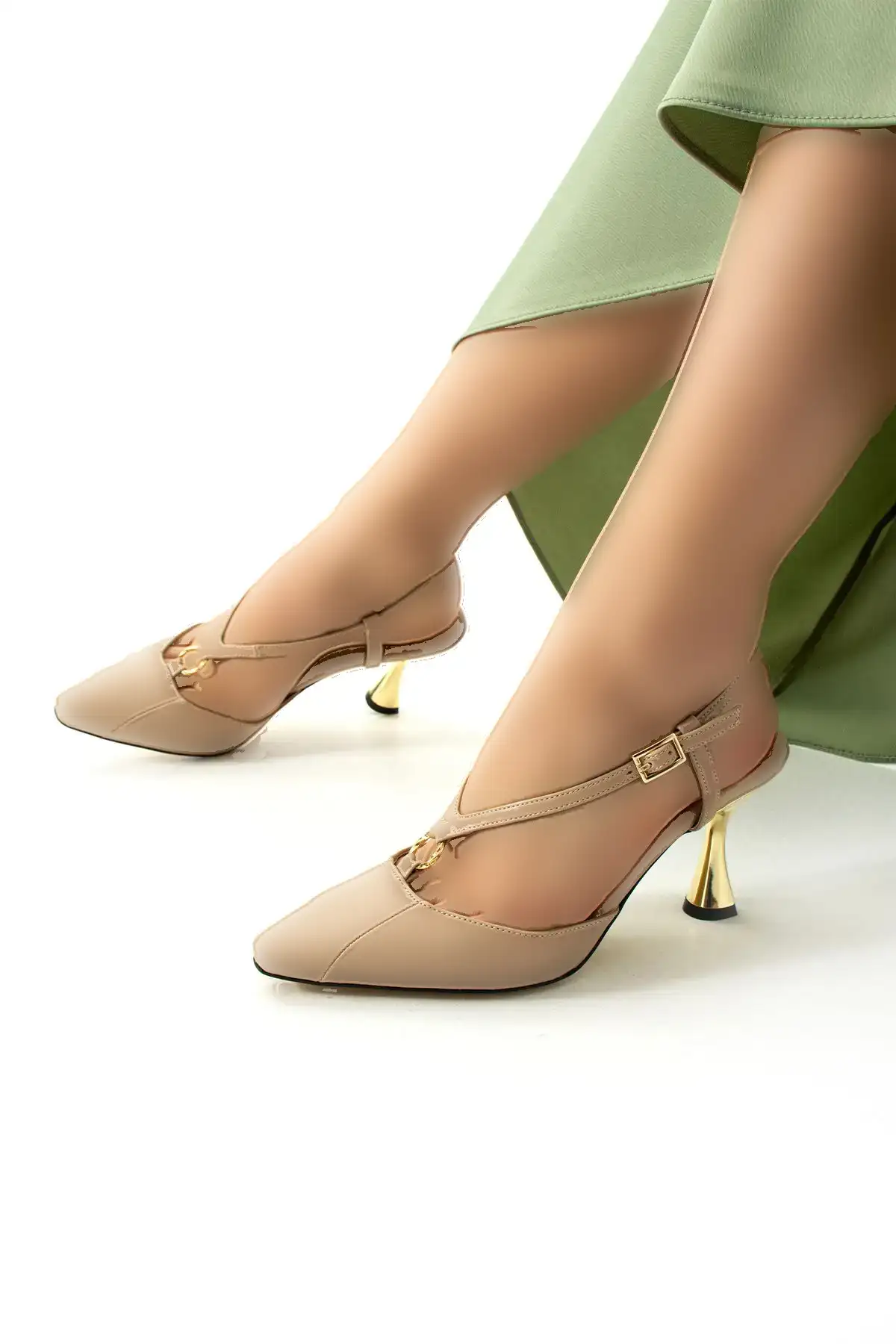 کفش پاشنه بلند زنانه  پاشنه   ماتی بژ لوکس با جزئیات طلایی، شیک و زیبا برای ترکیبهای روزمره و مراسم ویژه. - 4429 کفش پاشنه بلند زنانه پاشنه ماتی بژ لوکس با جزئیات طلایی، شیک و زیبا برای ترکیبهای روزمره و مراسم ویژه. - 4429