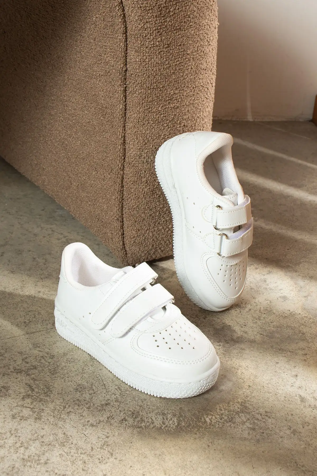 کفش بچگانه کفش ورزشی سفید بچگانه با چسبی - 3614 کفش بچگانه کفش ورزشی سفید بچگانه با چسبی - 3614