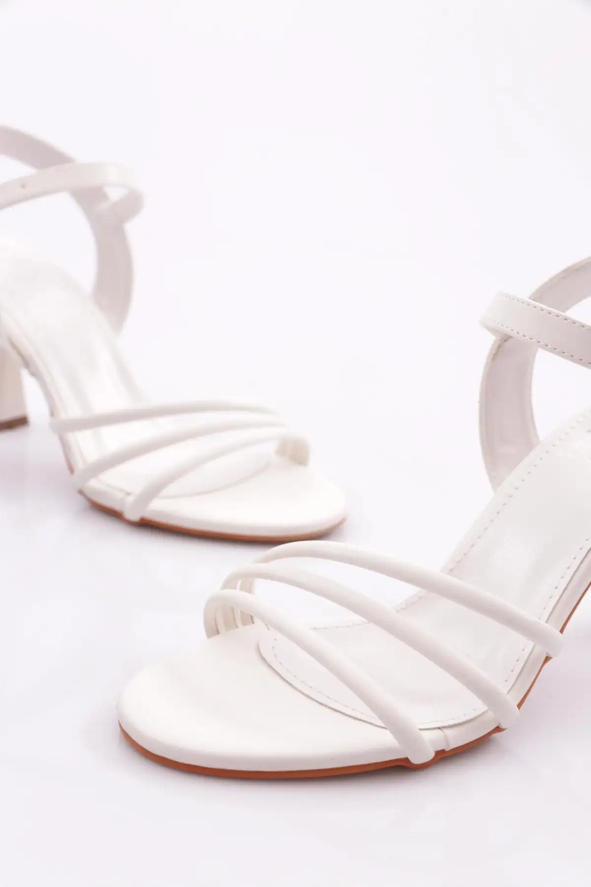 کفش پاشنه بلند زنانه کفش پاشنهدار زنانه با نوار سفید 10343534 - 3693 کفش پاشنه بلند زنانه کفش پاشنهدار زنانه با نوار سفید 10343534 - 3693