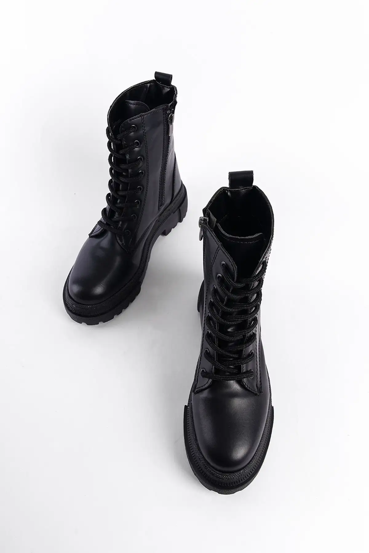 بوت و نیم بوت زنانه Fermuarlı و Bağcıklı Bot به فارسی به معنی "بوت با زیپ و بند" است. - 3451 بوت و نیم بوت زنانه Fermuarlı و Bağcıklı Bot به فارسی به معنی "بوت با زیپ و بند" است. - 3451