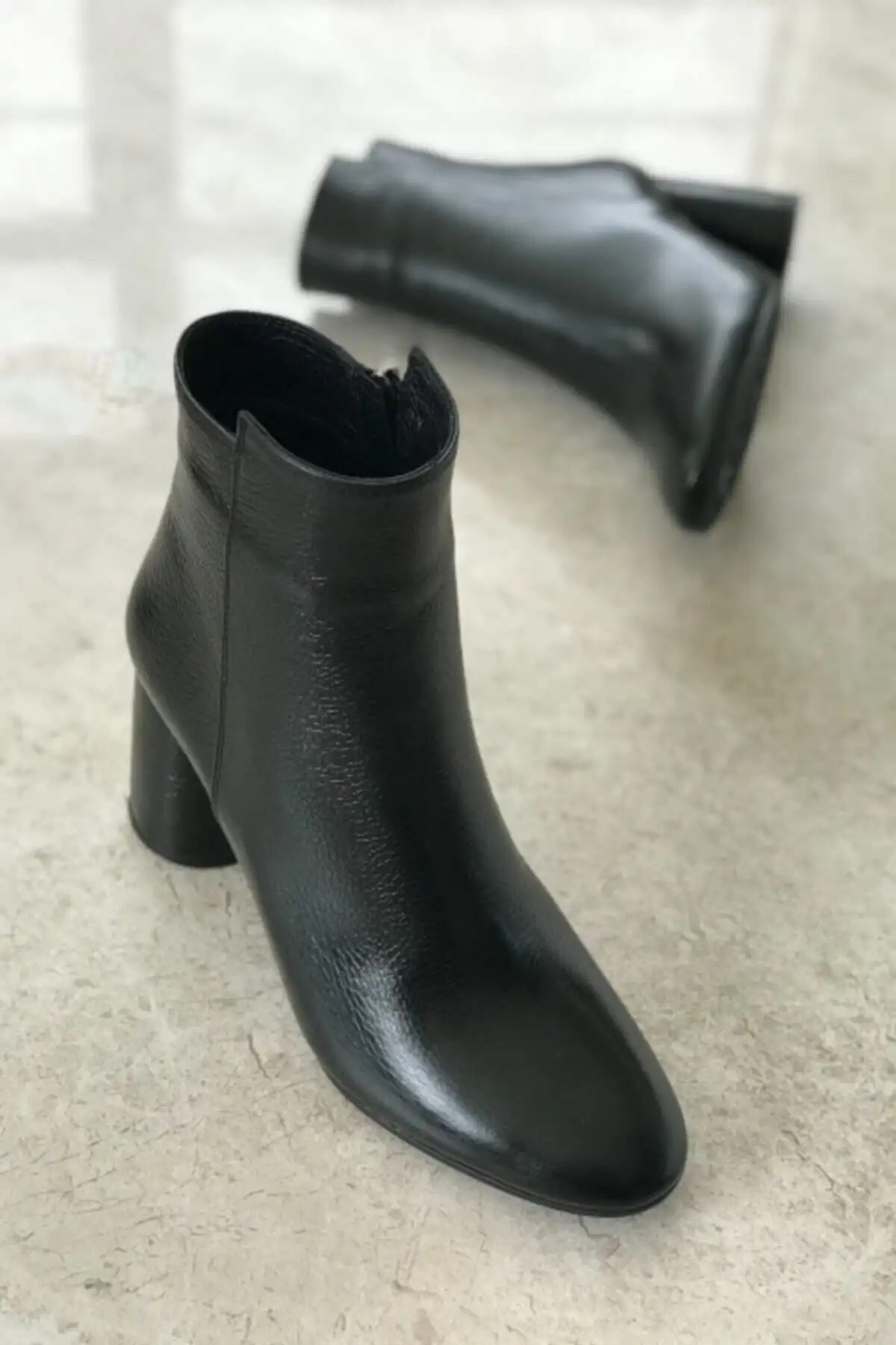 بوت و نیم بوت زنانه  بغلدار  از چرم طبیعی سیاه - 5011 بوت و نیم بوت زنانه بغلدار از چرم طبیعی سیاه - 5011