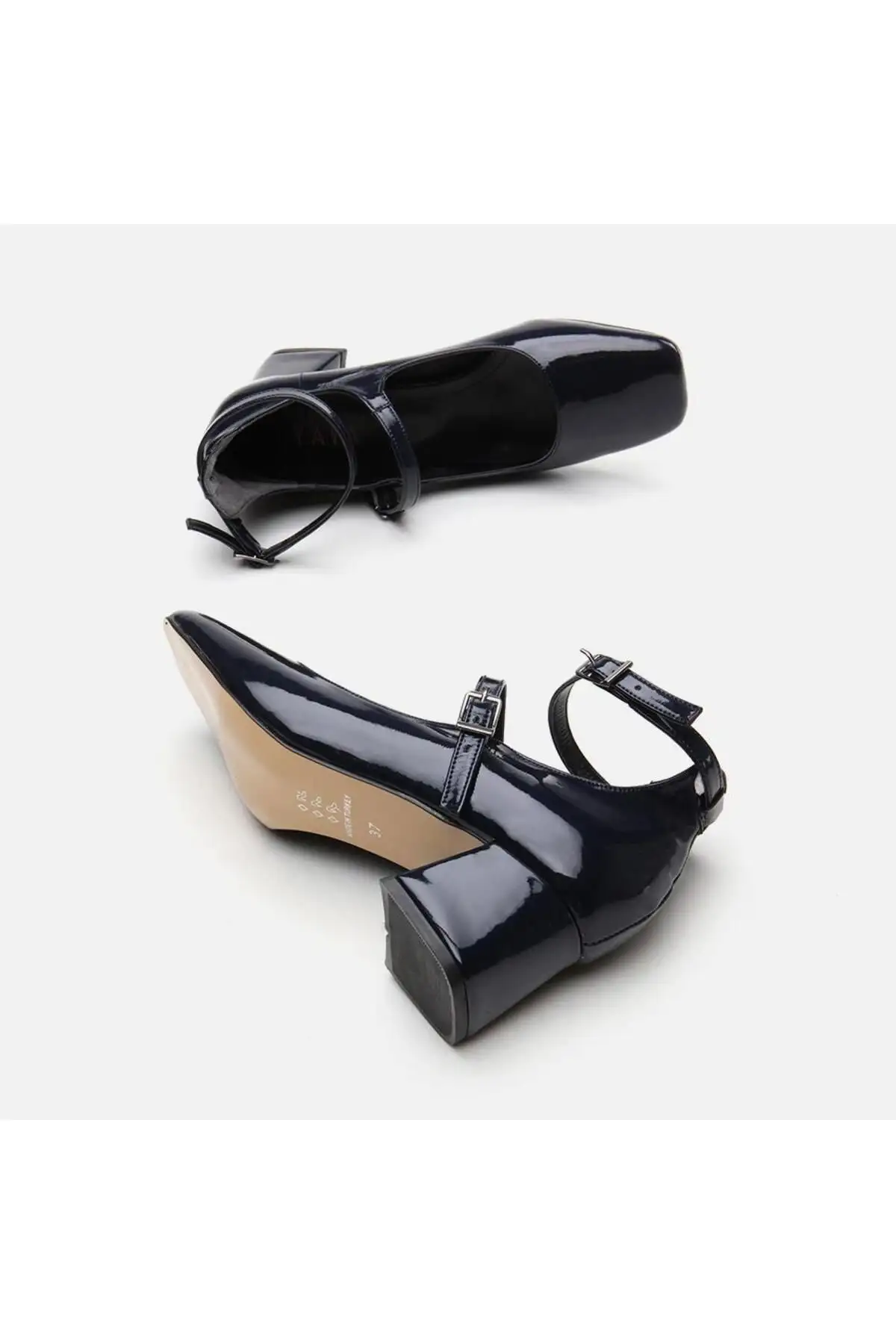 کفش پاشنه بلند زنانه کفش پاشنه بلند زنانه کلاسیک رنگ سرمهای 01AYY295020A680 - 3698 کفش پاشنه بلند زنانه کفش پاشنه بلند زنانه کلاسیک رنگ سرمهای 01AYY295020A680 - 3698