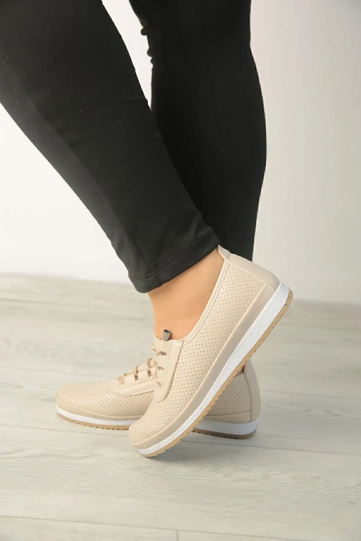 کفش زنانه  بالشتکی روزمره نرم راحت  با رویه چرمی و بندهای سوراخدار - 4053 کفش زنانه بالشتکی روزمره نرم راحت با رویه چرمی و بندهای سوراخدار - 4053