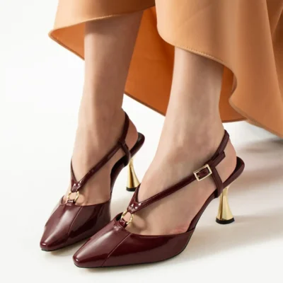 کفش پاشنه‌ بلند زنانه دار لکس با رنگ bordo و روکش براق، با جزئیات طلایی، شیک و زیبا برای ترکیب‌های روزمره و مناسبت‌های خاص. - 4427