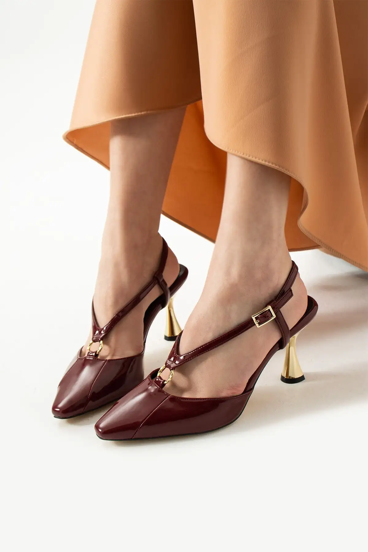 کفش پاشنه بلند زنانه  دار  لکس با رنگ bordo و روکش براق، با جزئیات طلایی، شیک و زیبا برای ترکیبهای روزمره و مناسبتهای خاص. - 4427 کفش پاشنه بلند زنانه دار لکس با رنگ bordo و روکش براق، با جزئیات طلایی، شیک و زیبا برای ترکیبهای روزمره و مناسبتهای خاص. - 4427
