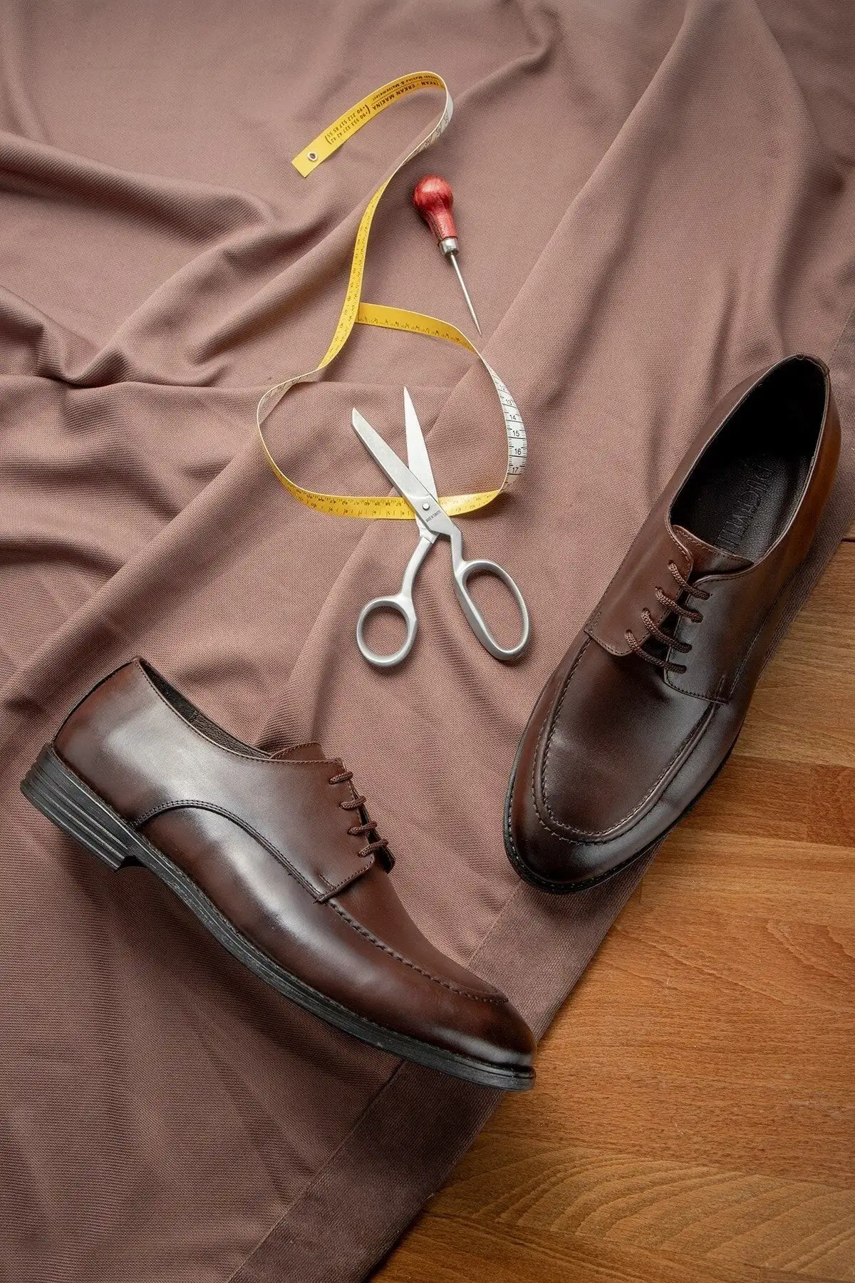 کفش مردانه 1. کفش کلاسیک مردانه چرم طبیعی تیرا
2. کفش کلاسیک دری (Derby)
3. کفش کلاسیک با بند - 3277 کفش مردانه 1. کفش کلاسیک مردانه چرم طبیعی تیرا 2. کفش کلاسیک دری (Derby) 3. کفش کلاسیک با بند - 3277