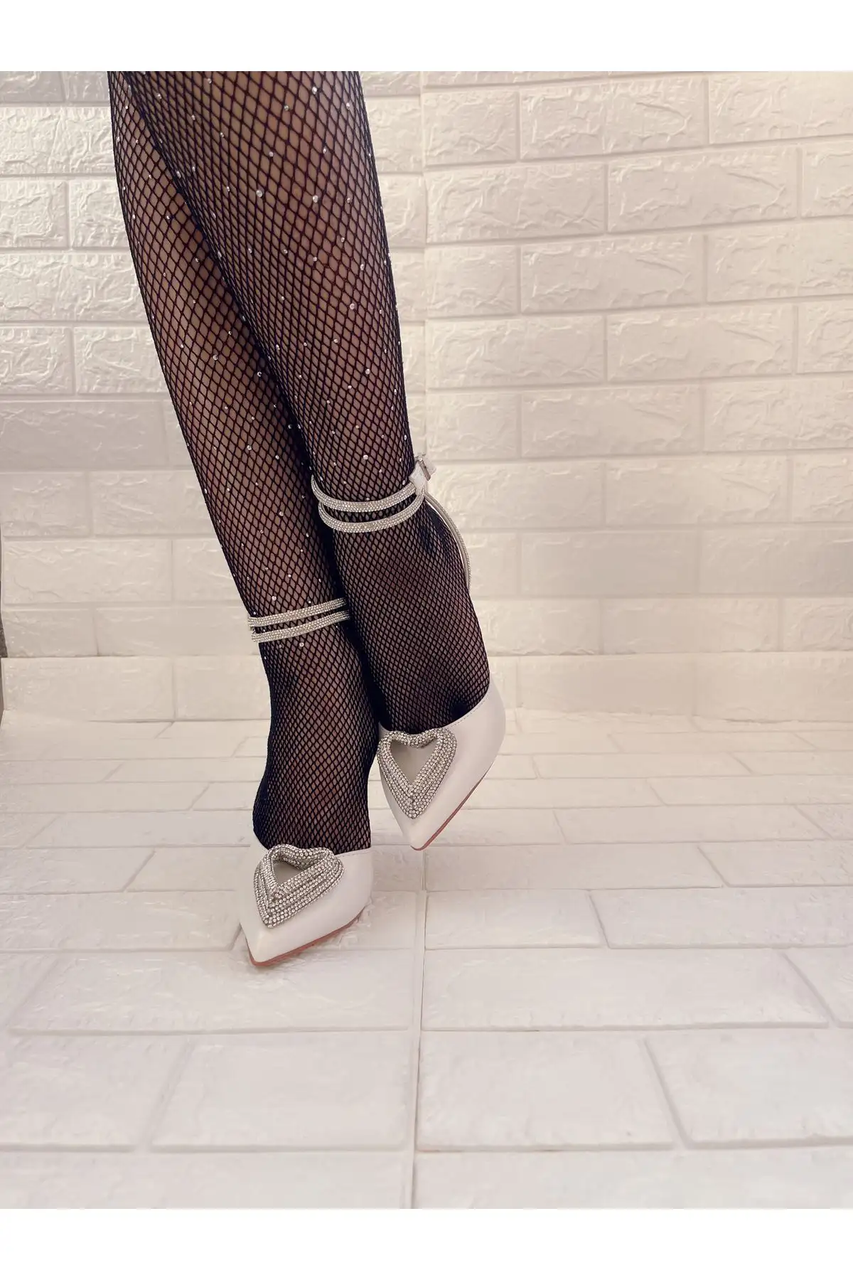 کفش پاشنه بلند زنانه  دار قلبی با رویه سفید چرم و سنگهای کریستالی - 4350 کفش پاشنه بلند زنانه دار قلبی با رویه سفید چرم و سنگهای کریستالی - 4350