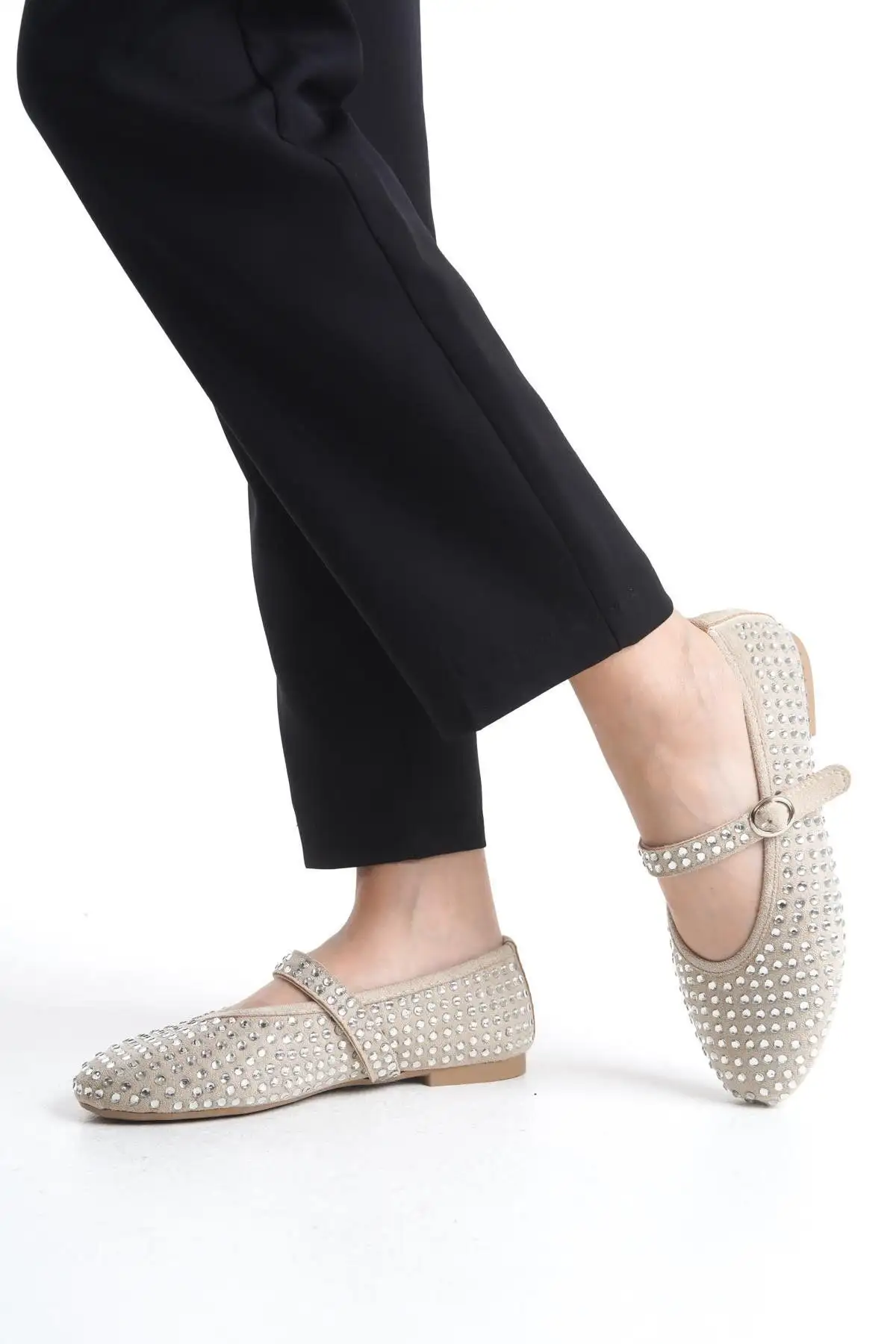 کفش اداری زنانه   بالهای با سنگهای بژ، دارای بند قابل تنظیم، سبک و راحت، مناسب برای کار، اداره و استفاده روزمره. - 4262 کفش اداری زنانه بالهای با سنگهای بژ، دارای بند قابل تنظیم، سبک و راحت، مناسب برای کار، اداره و استفاده روزمره. - 4262