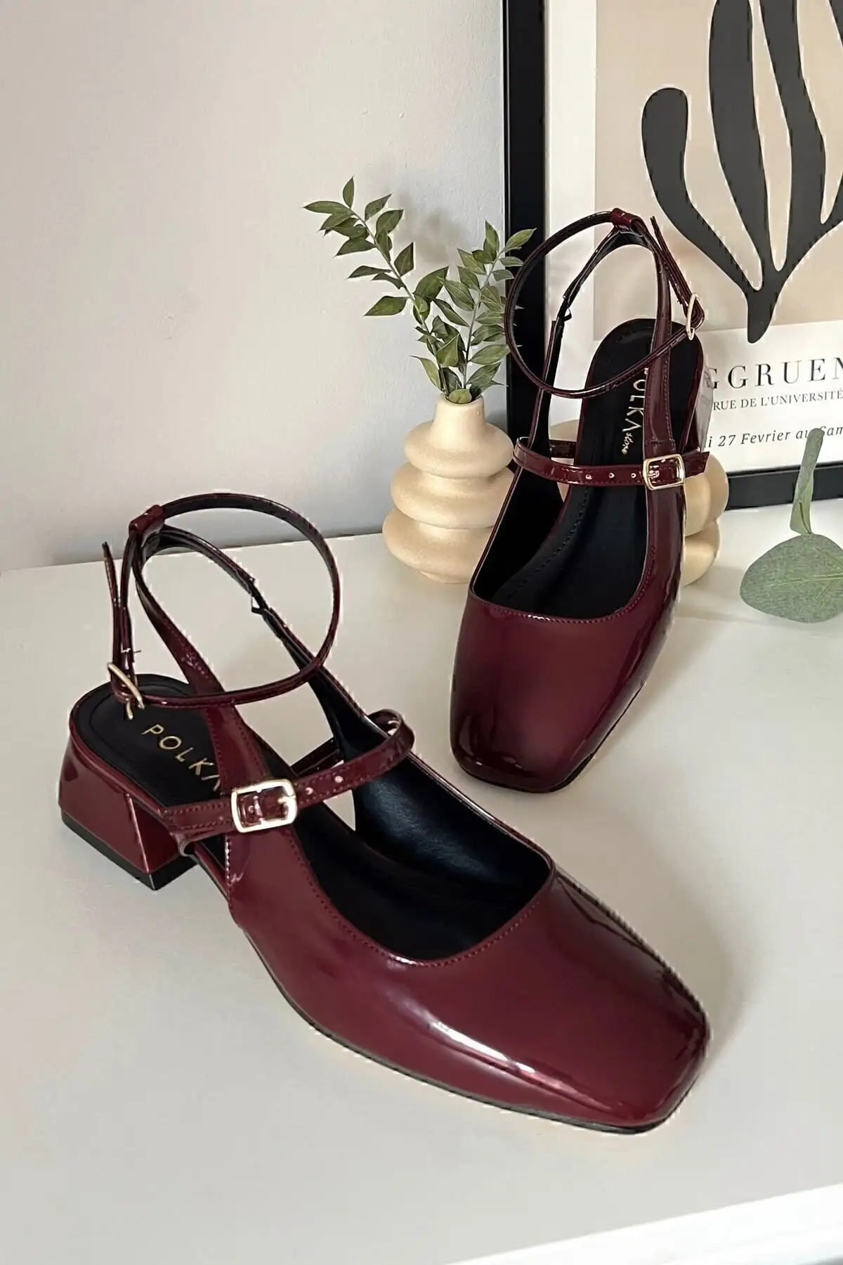 کفش زنانه  پاشنه کوتاه  ی ماری جین بوردو رنگ، با پشت باز و نوک مربع و بند دار، رنگ گیلاسی - 4057 کفش زنانه پاشنه کوتاه ی ماری جین بوردو رنگ، با پشت باز و نوک مربع و بند دار، رنگ گیلاسی - 4057