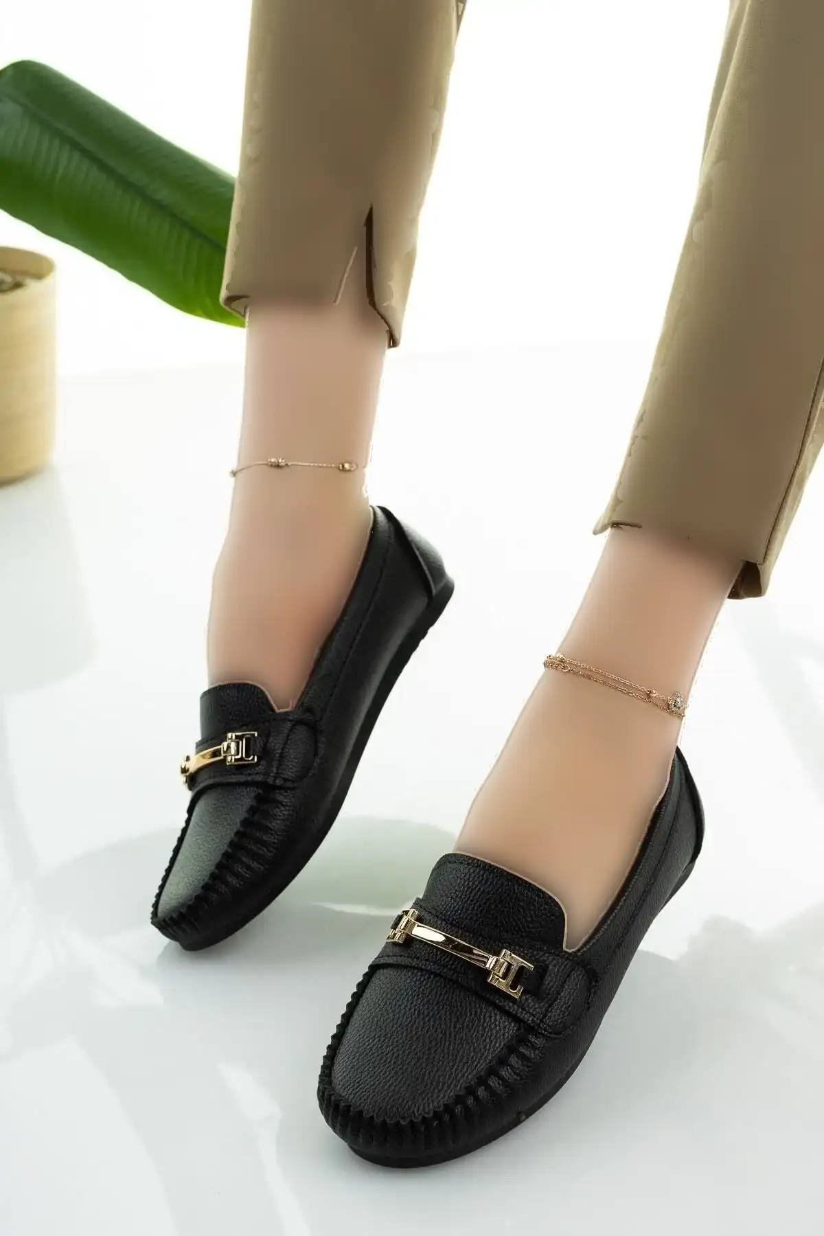 کفش تخت زنانه  روزمره  مشکی با بند زنجیری و کفی سبک و راحت - 4515 کفش تخت زنانه روزمره مشکی با بند زنجیری و کفی سبک و راحت - 4515