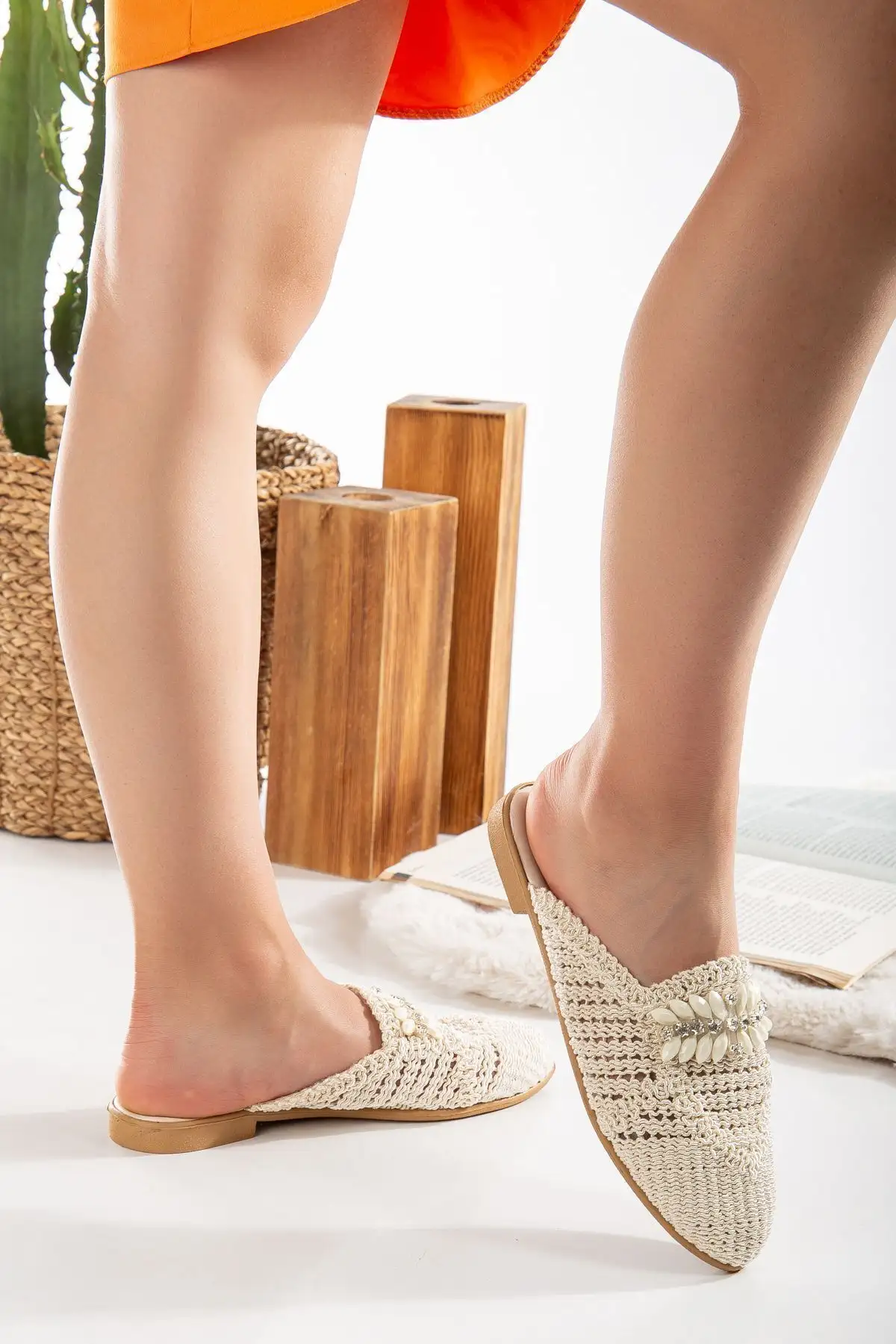 کفش راحتی خانه صندل بافتنی زنانه با پنل جلو بسته، با طراحی بافت و جزئیات سنگی، مناسب برای تابستان و استفاده در یا ساحل. - 5349