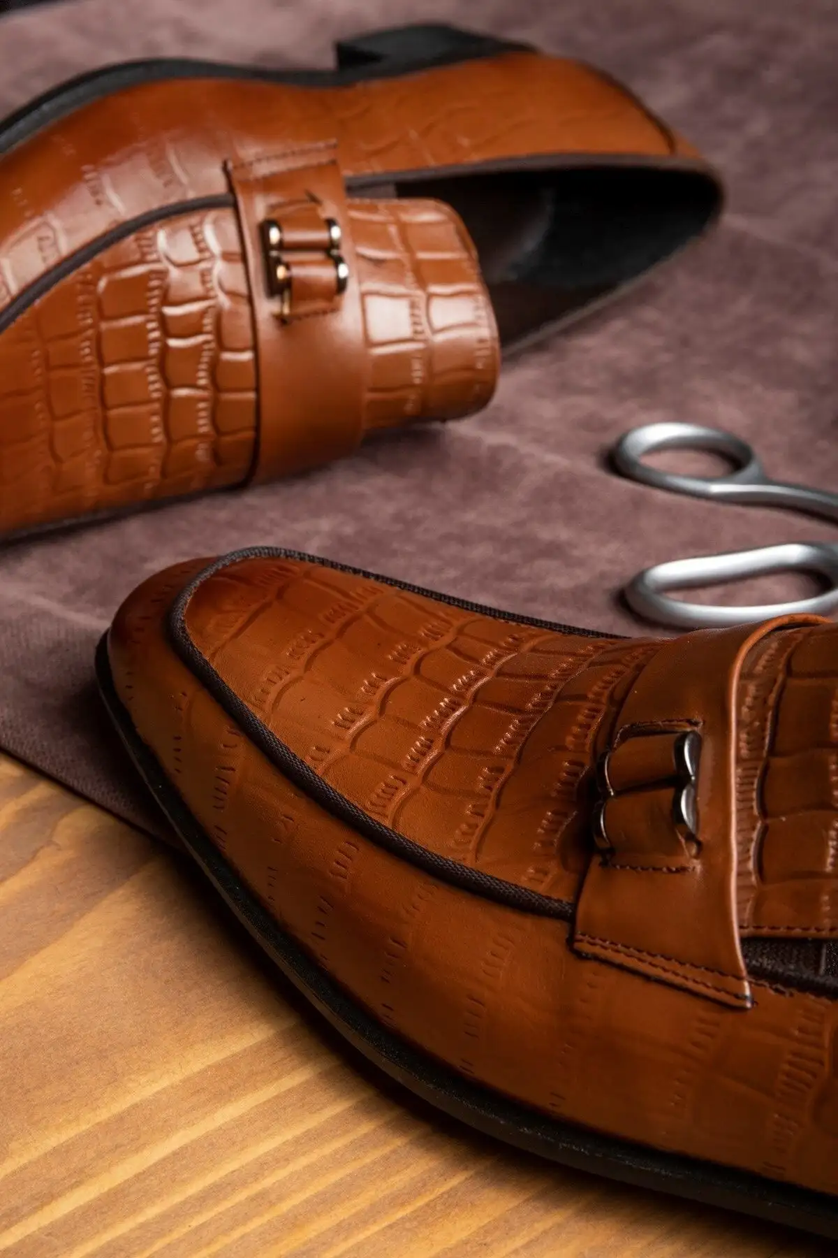 کفش مردانه 1. کفش کلاسیک مردانه چرم طبیعی سوئانک
2. کفش کلاسیک لوفر
3. کفش ماکوسن - 3272 کفش مردانه 1. کفش کلاسیک مردانه چرم طبیعی سوئانک 2. کفش کلاسیک لوفر 3. کفش ماکوسن - 3272