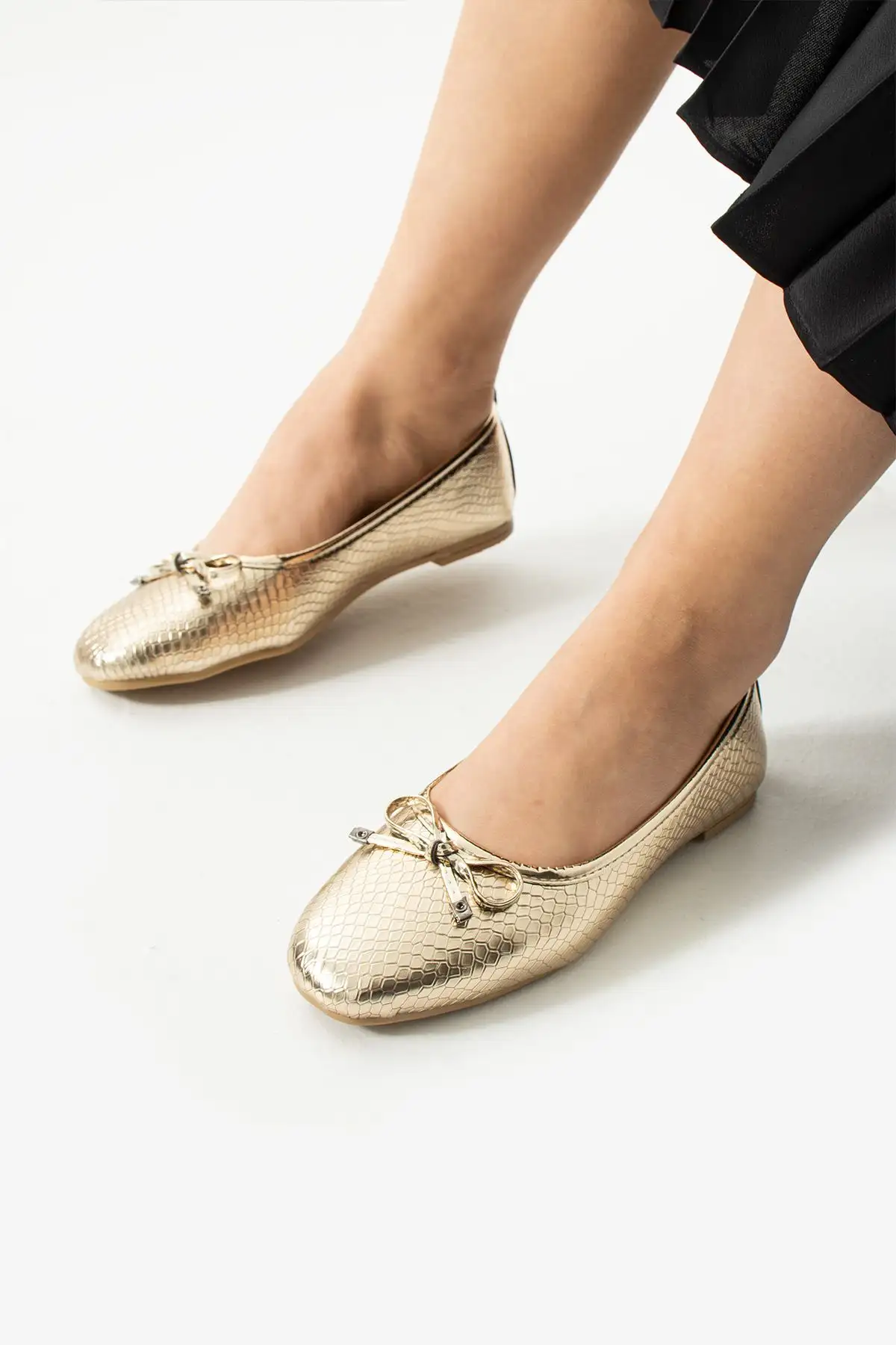 کفش اداری زنانه هانا ترند تخت با پاپیون طلایی - و خانگی مدل STC1076 - 4242