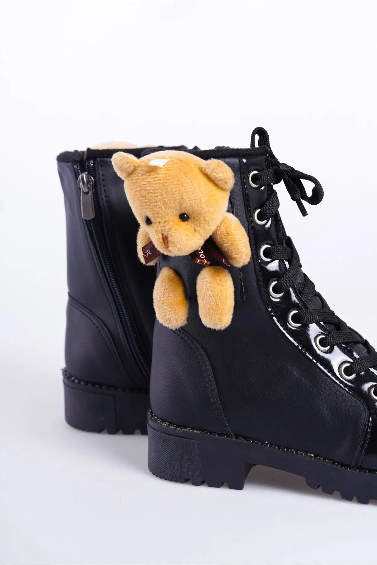 بوت بچگانه  دخترانه سیاه با آستر گرم و زیره ضد لغزش، دارای زیپ و دکمههای عروسکی. - 4930 بوت بچگانه دخترانه سیاه با آستر گرم و زیره ضد لغزش، دارای زیپ و دکمههای عروسکی. - 4930