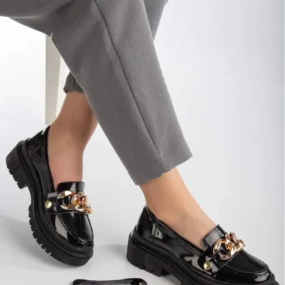 کفش تخت زنانه کفش راحتی زنانه کاسو - مدل لوفر سیاه با جزئیات بند طلایی از جنس چرم مصنوعی - 3235