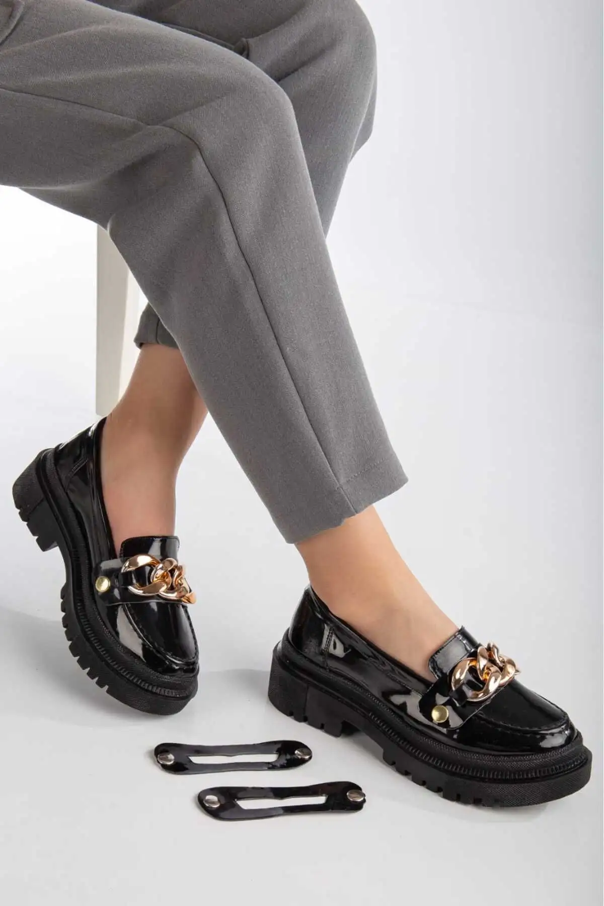 کفش تخت زنانه کفش راحتی زنانه کاسو - مدل لوفر سیاه با جزئیات بند طلایی از جنس چرم مصنوعی - 3235 کفش تخت زنانه کفش راحتی زنانه کاسو - مدل لوفر سیاه با جزئیات بند طلایی از جنس چرم مصنوعی - 3235