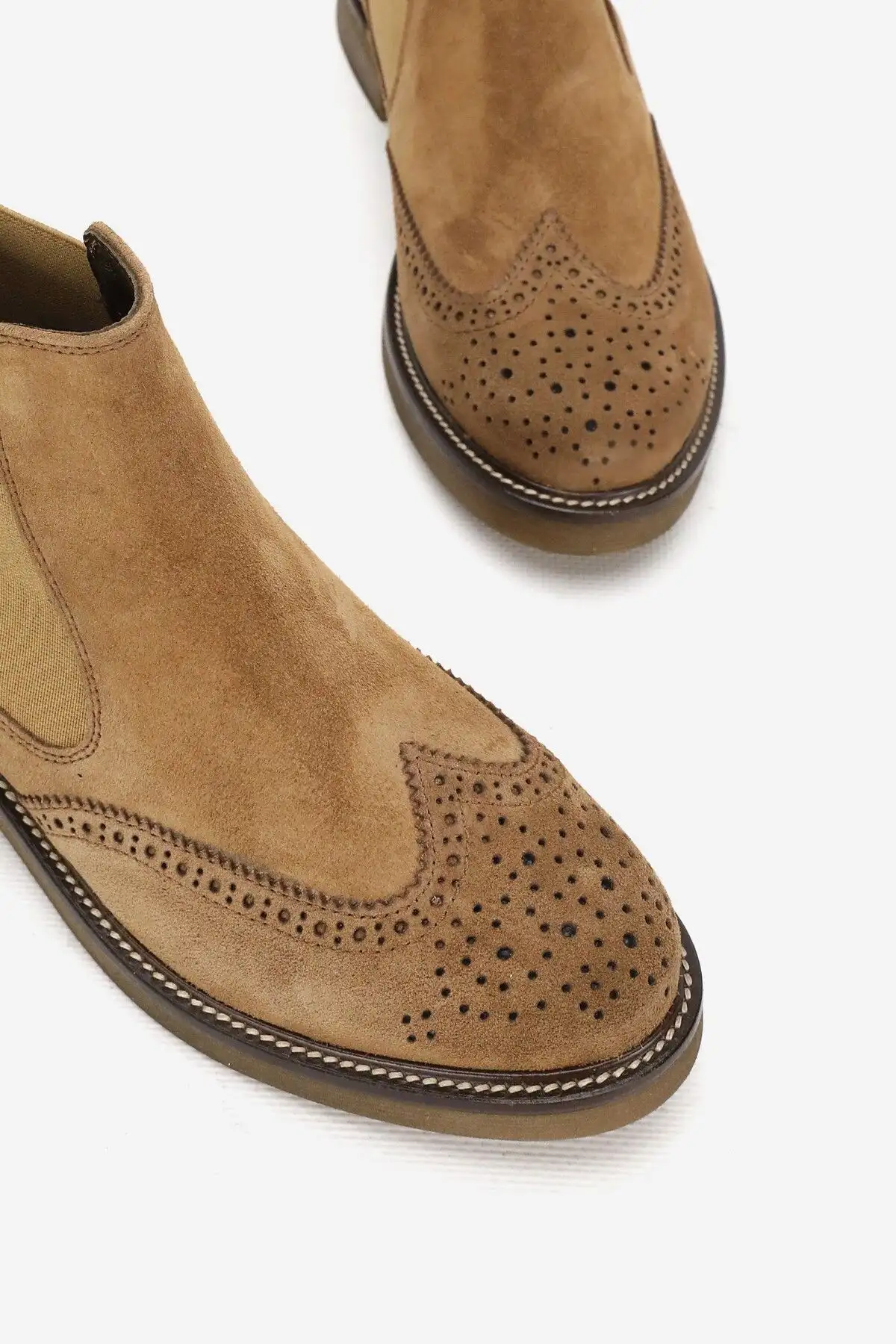 بوت و نیم بوت زنانه کفش چکمهای کتاه پاشنهدار چلسا از چرم طبیعی سئید یزن در سایزهای ۳۶ تا ۴۱ - 5029 بوت و نیم بوت زنانه کفش چکمهای کتاه پاشنهدار چلسا از چرم طبیعی سئید یزن در سایزهای ۳۶ تا ۴۱ - 5029