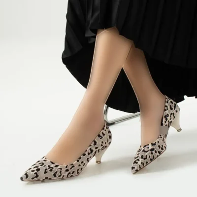 کفش اداری زنانه پاشنه‌دار ساتن با طرح پلنگی و نوک تیز، با ارتفاع ۵ سانتی‌متر، راحت و شیک، مناسب برای استفاده روزانه، و مناسبت‌های ویژه - 4390